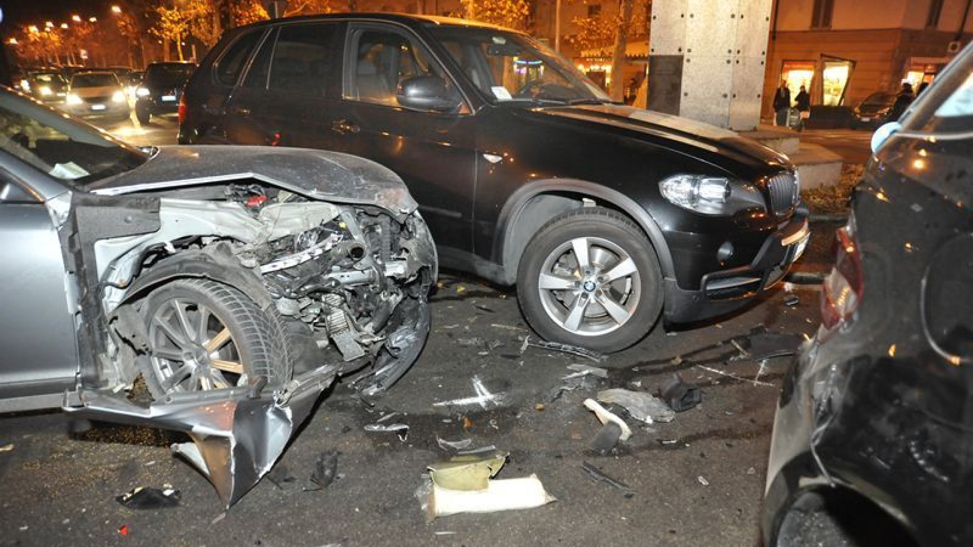 Colto da malore, perde il controllo della sua auto e si scontra con altre due