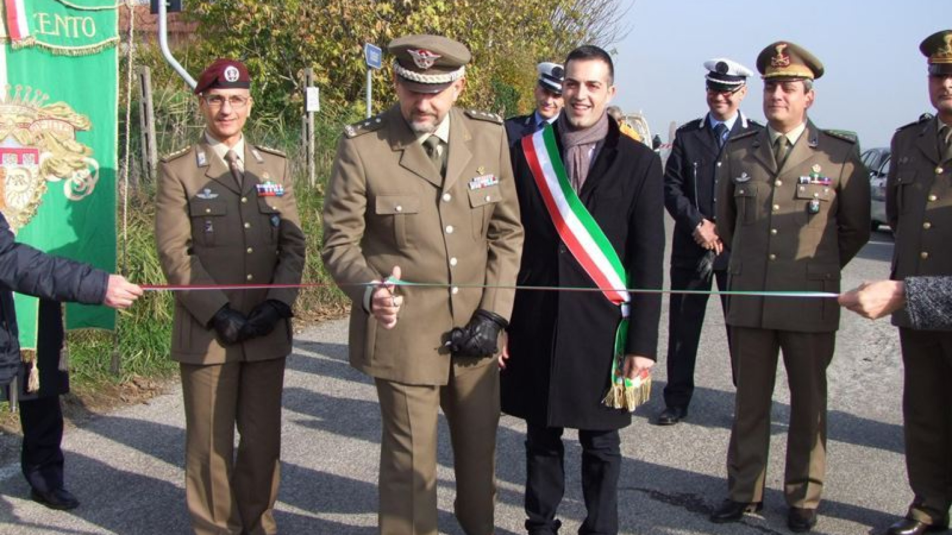 Terremoto in Emilia, i pontieri piacentini ripristinano una strada a Pieve di Cento