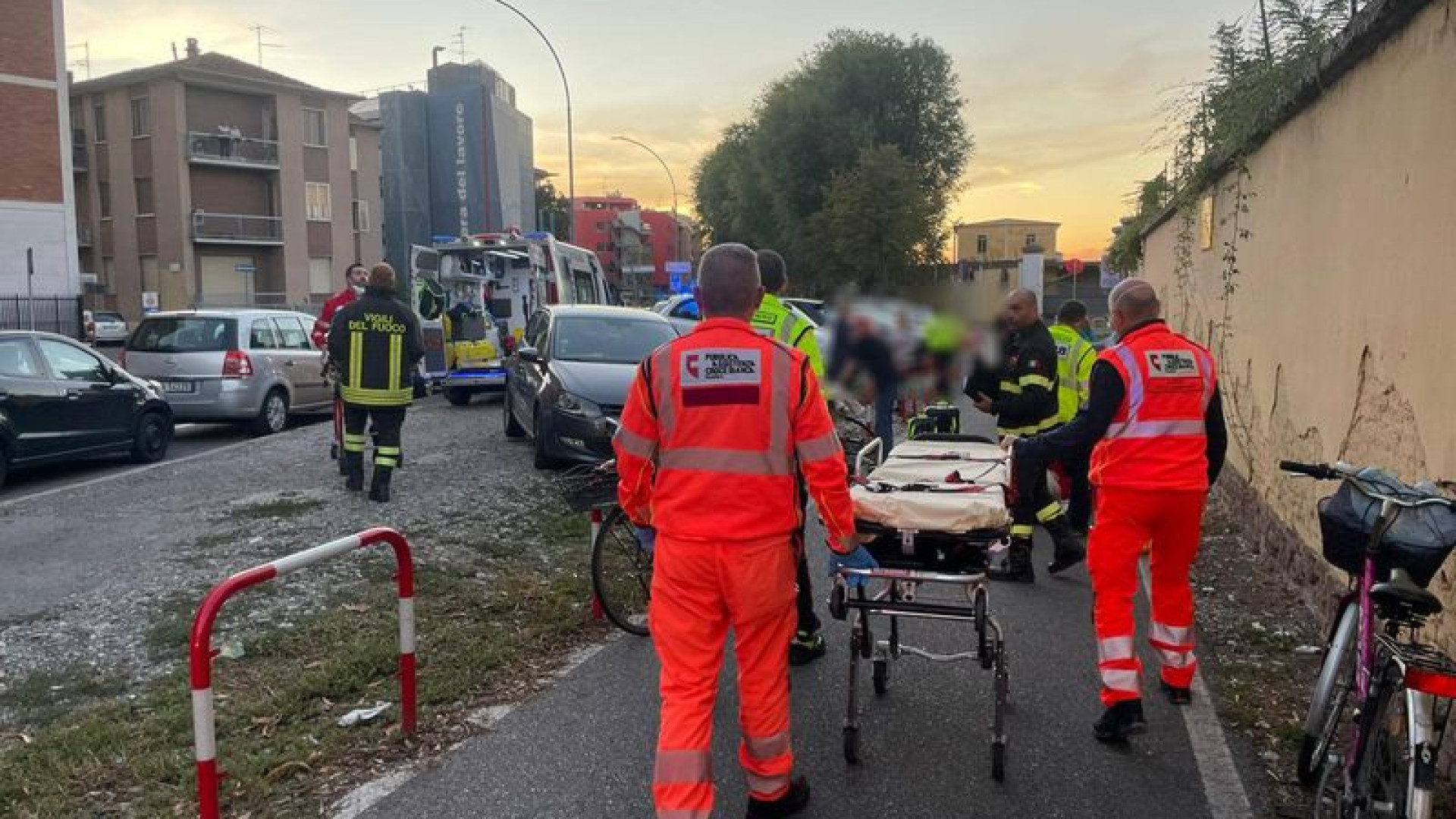 Nonna e nipotina cadono in bicicletta: soccorse e medicate