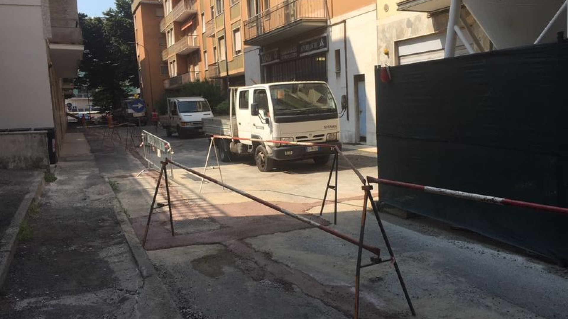 "Via Perletti, strada asfaltata e poi spaccata per posare la fibra ottica"