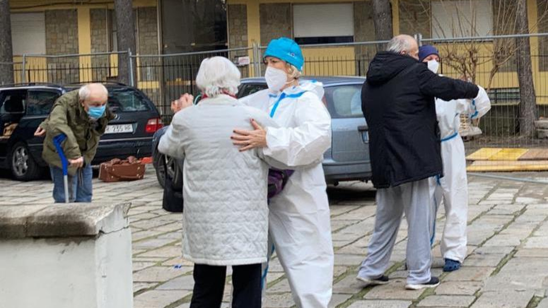 Concerti e magie dal marciapiede: la sorpresa per gli anziani nei centri diurni