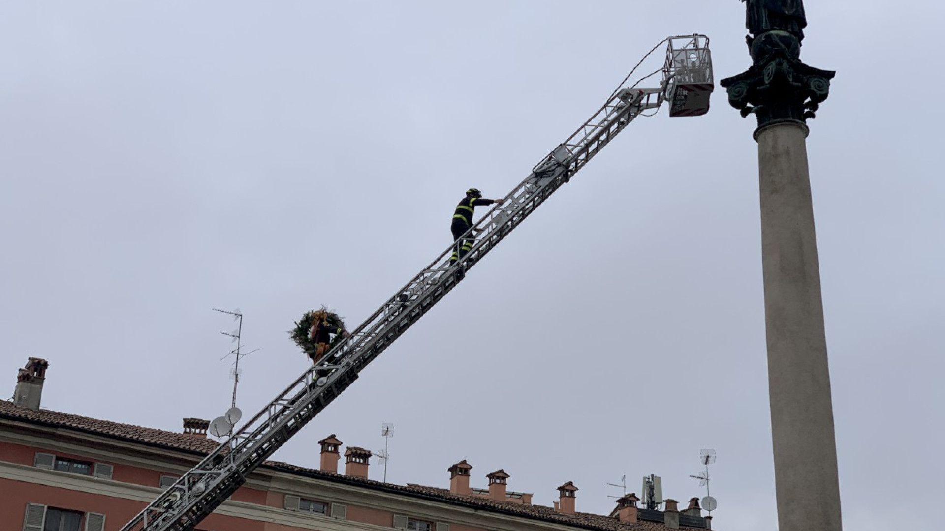 Maria Immacolata: i vigili del fuoco posano la tradizionale corona di fiori