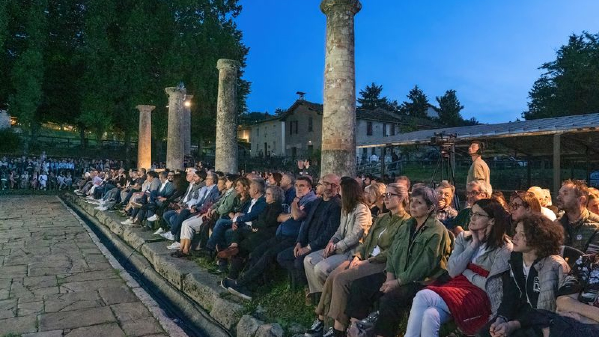 Bergonzoni scuote e incanta  Veleia: "Perché la zecca fa i soldi e l’acaro no?"