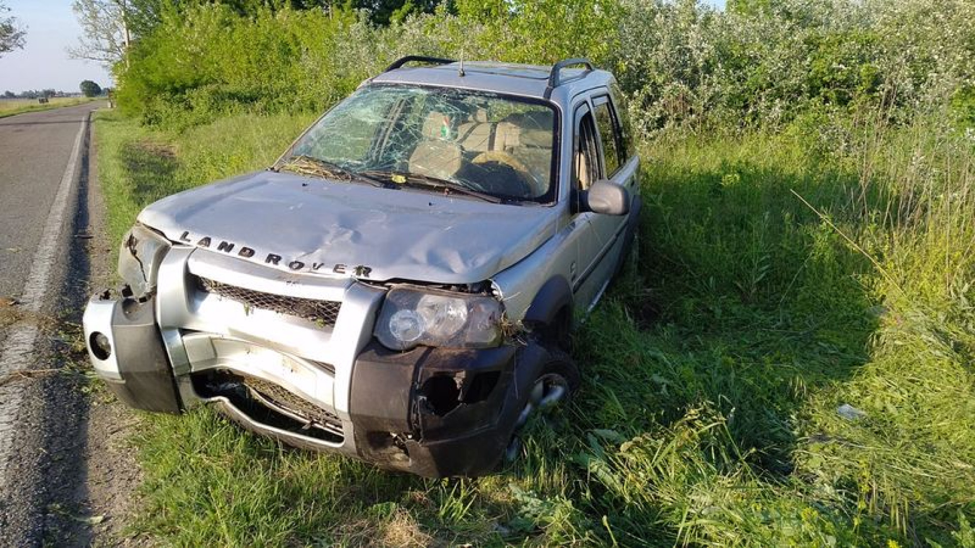 Esce di strada e abbatte un albero: giovane ferito in un incidente a Sarmato