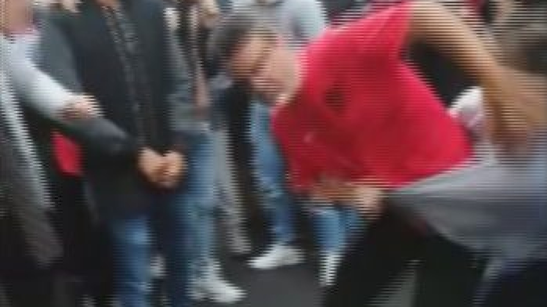 Pugni in faccia tra giovanissimi in mezzo alla folla che li incita GUARDA I VIDEO DELLE RISSE