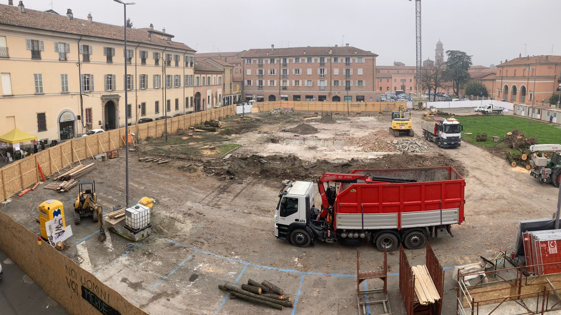 In piazza Cittadella completato l'abbattimento degli alberi