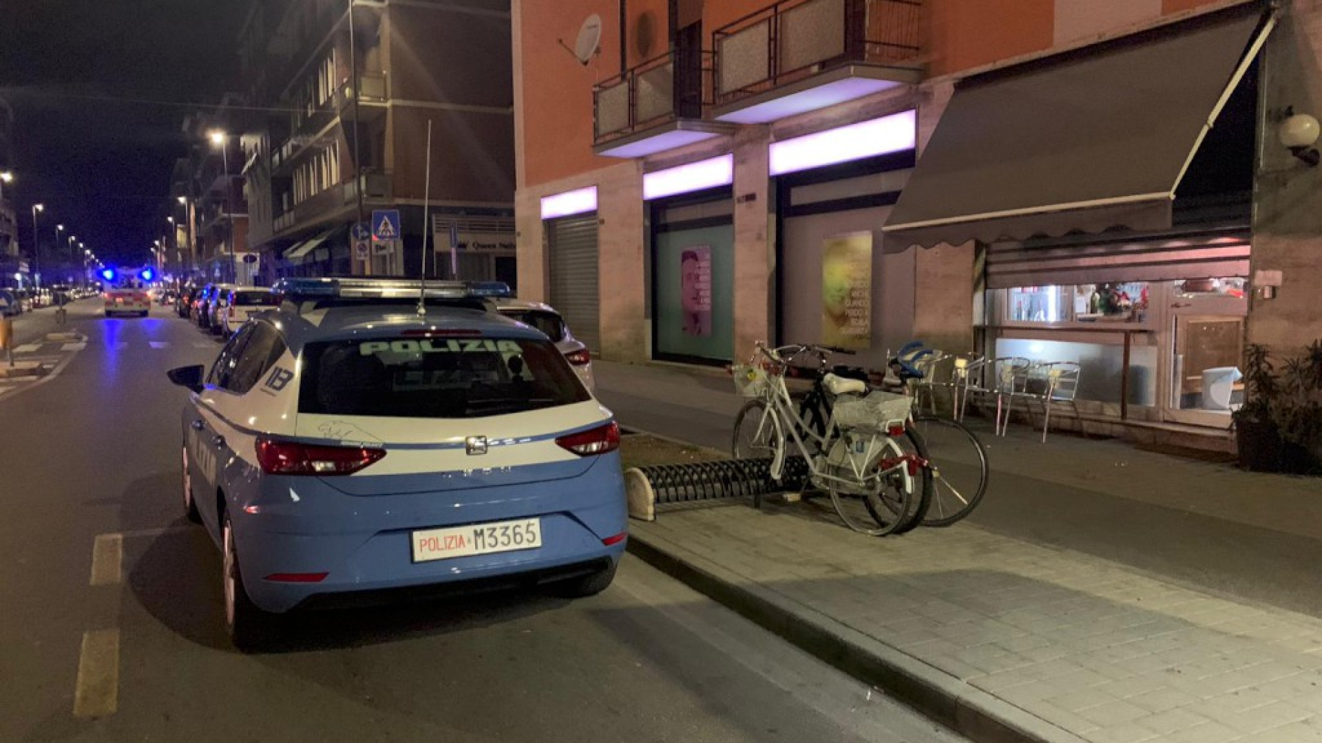 Pugni al barista per 130 euro. Rapinatore solitario colpisce in viale Dante