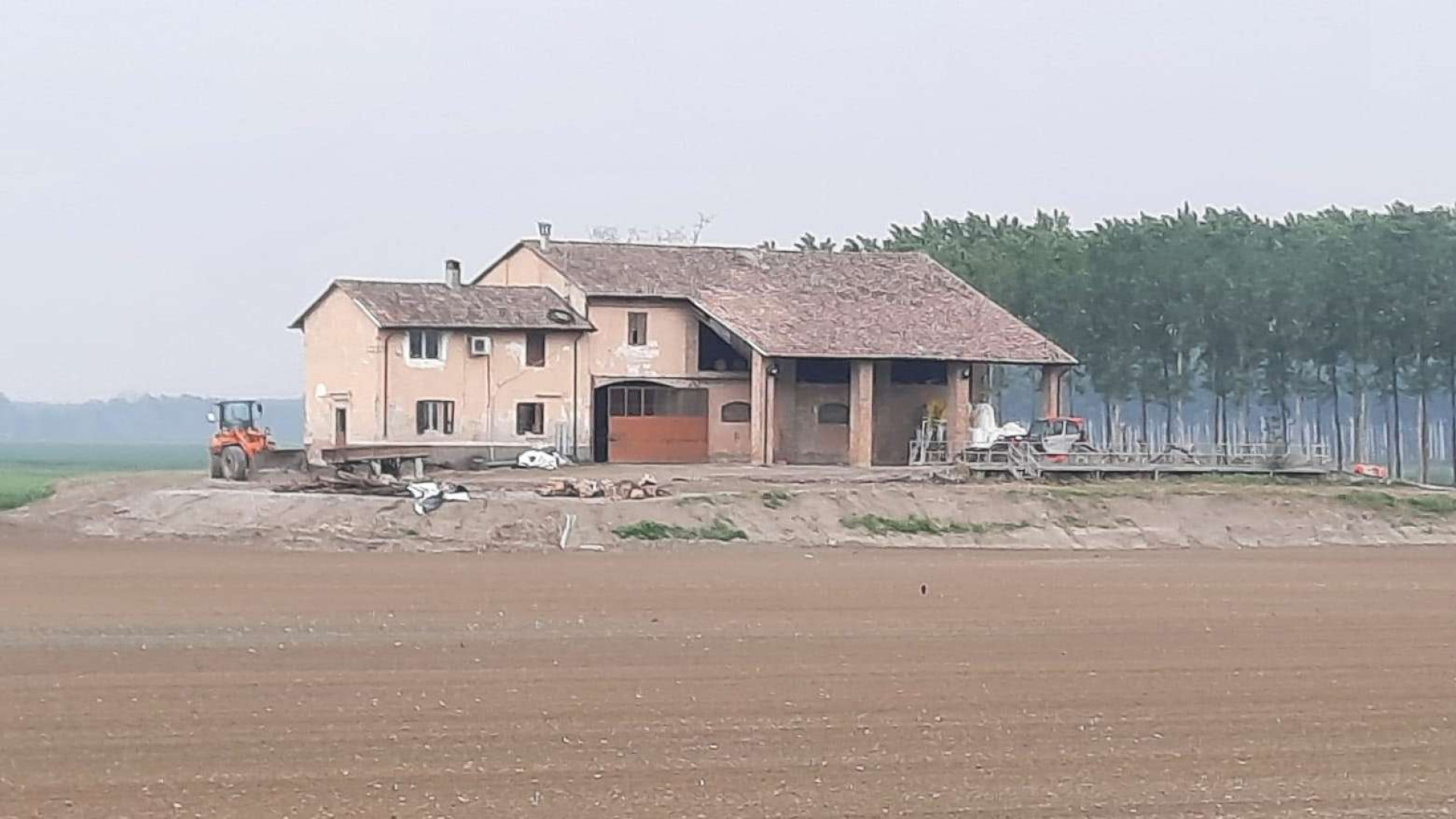 Razzie nei campi e in azienda: spariscono attrezzature e gasolio