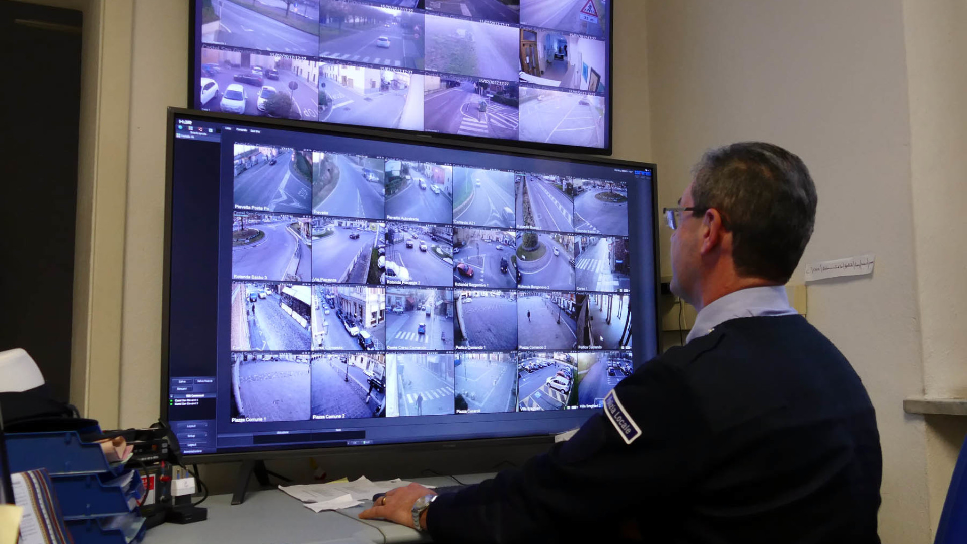A tutta velocità contromano in piazza: caccia al pirata della strada