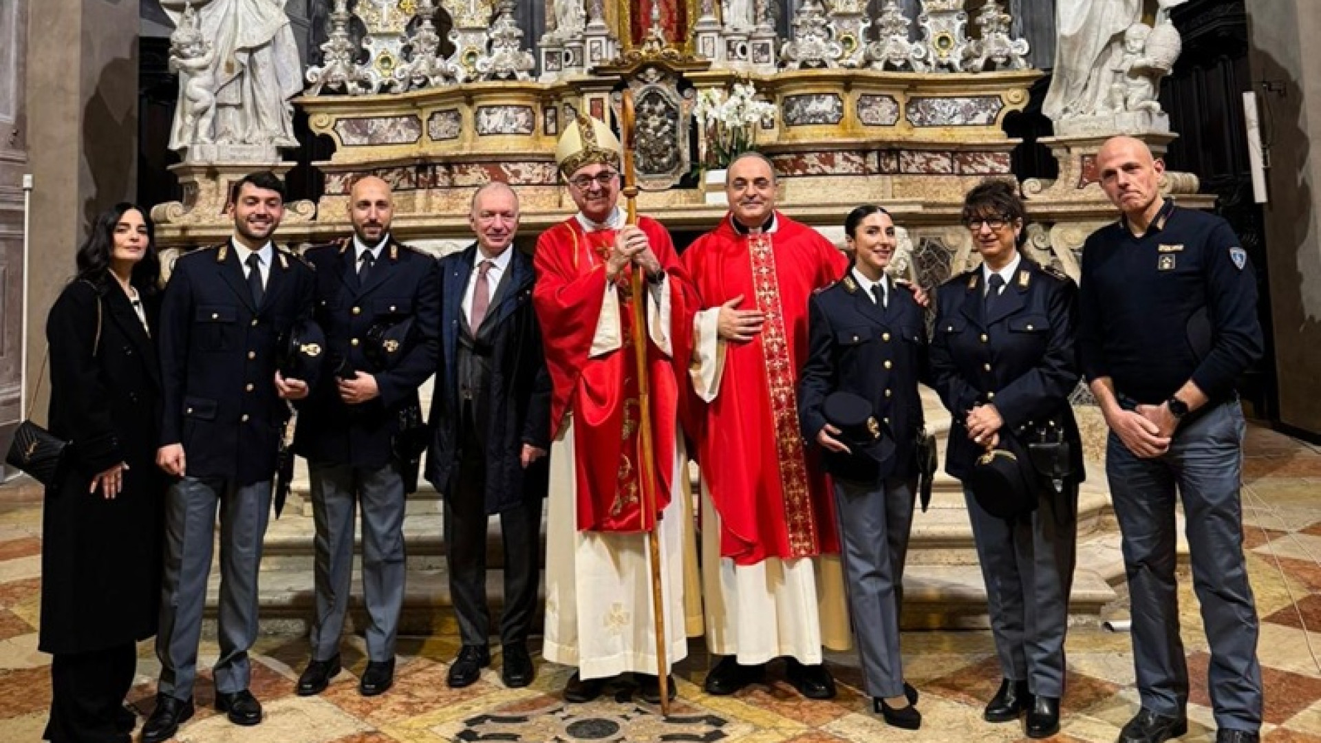 Visita in questura per il vescovo e cerimonia degli allievi agenti cresimandi