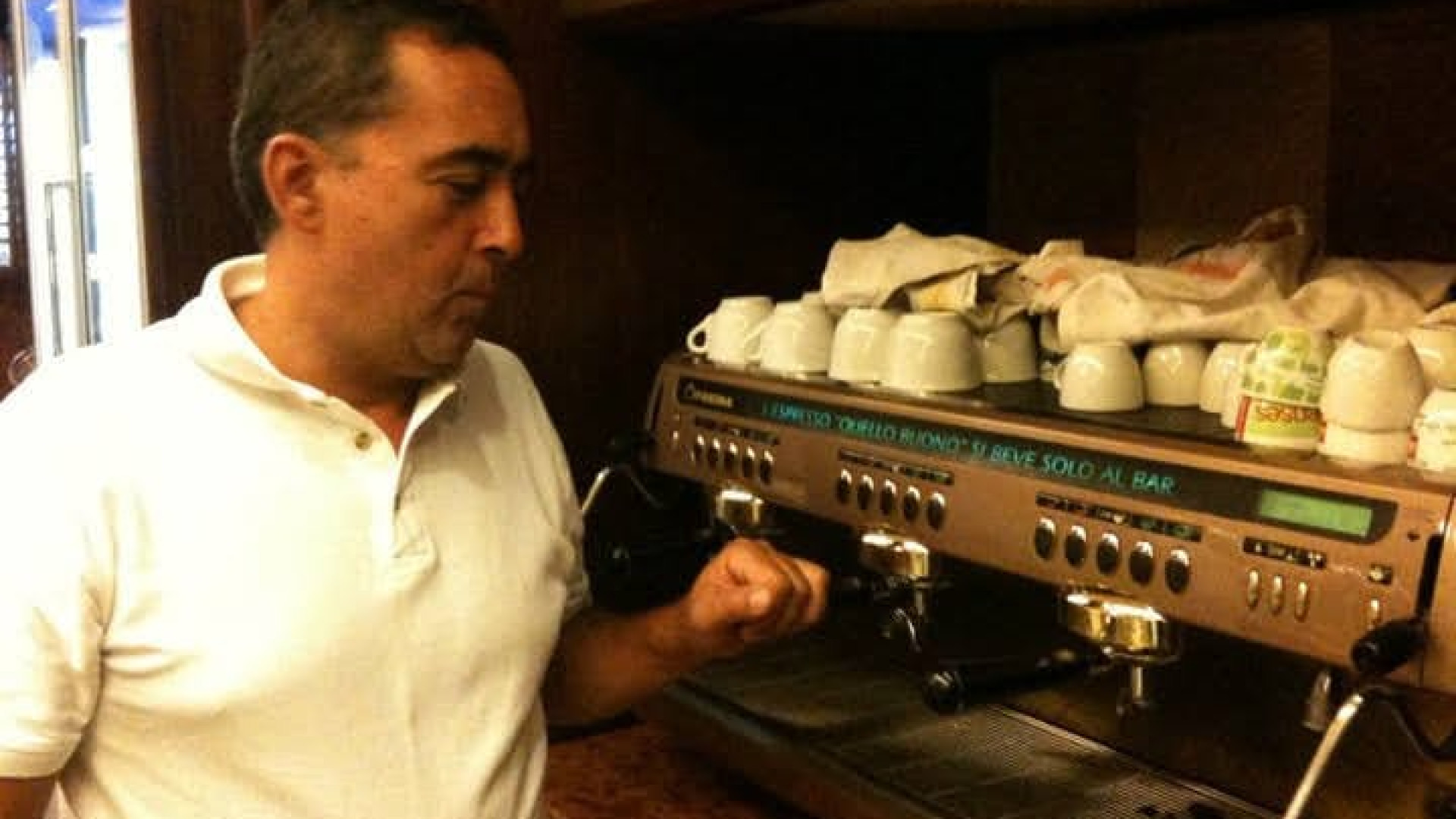 Caro bollette. "Per la prima volta in 30 anni di notte spengo la macchina del caffè"