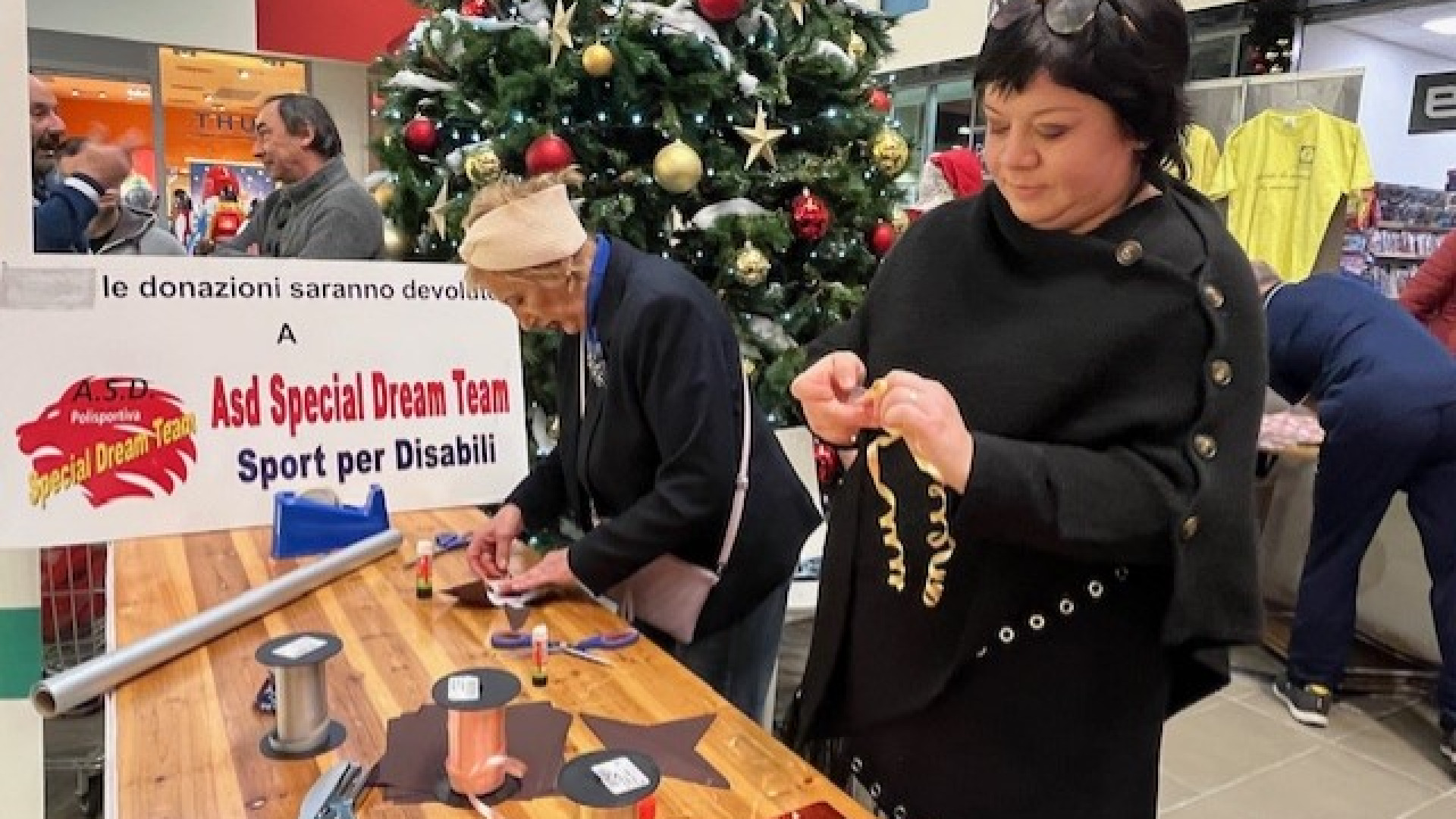 Tre associazioni al centro commerciale Gotico per i "Pacchi d'amore"