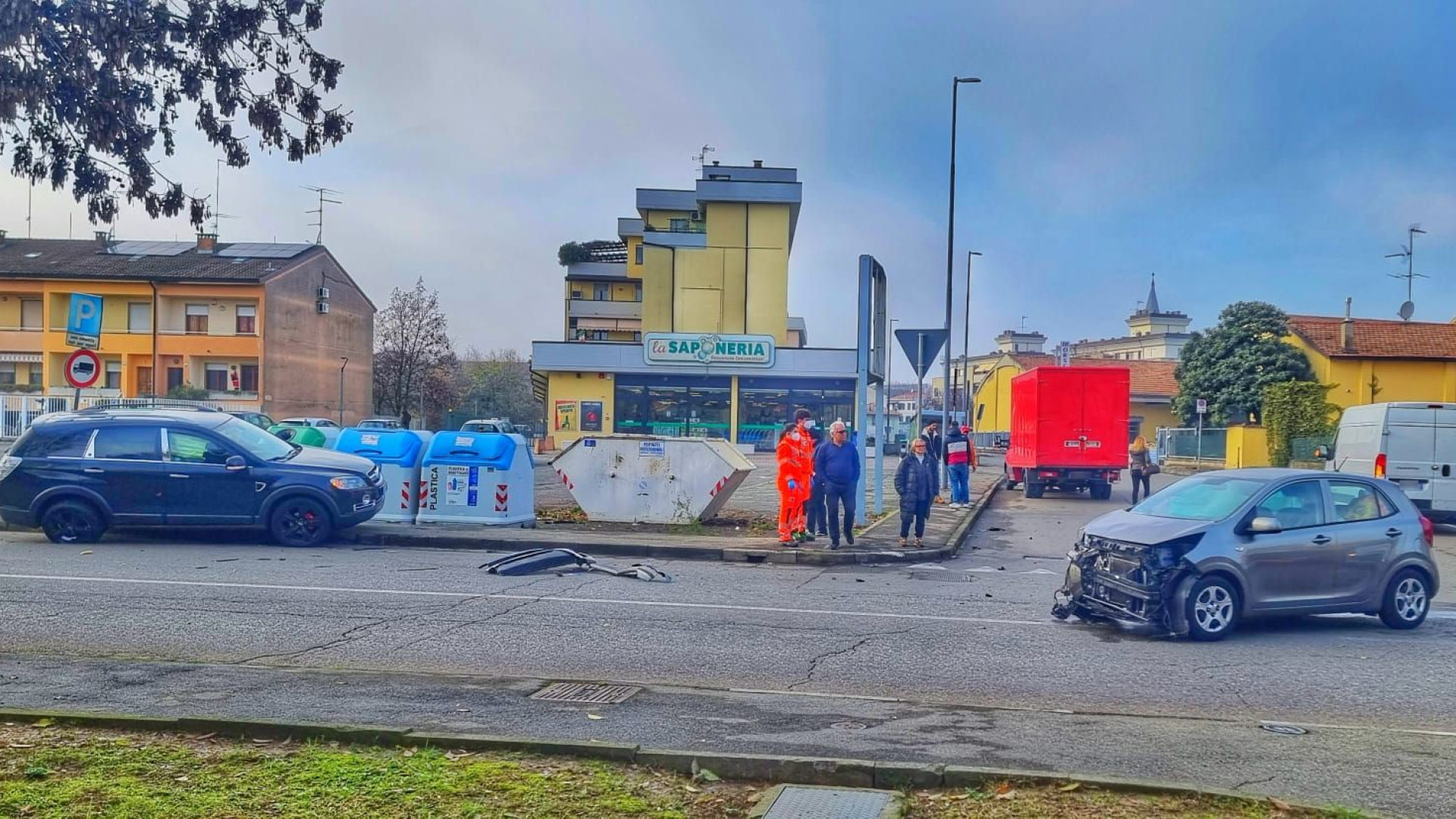 Scontro frontale tra due auto in via Caduti sul Lavoro: lievi ferite per i conducenti