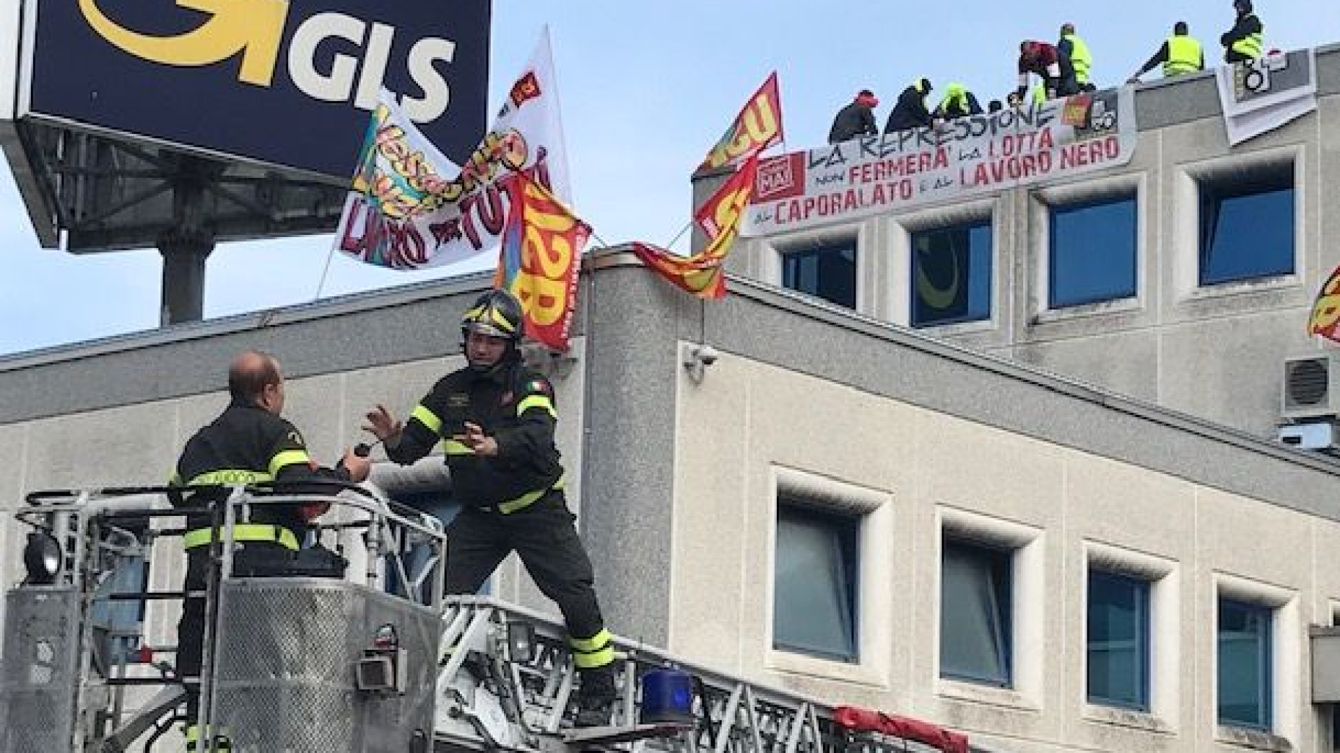 Protesta contro il licenziamento: facchini salgono sul tetto della Gls. Forze dell'ordine sul posto