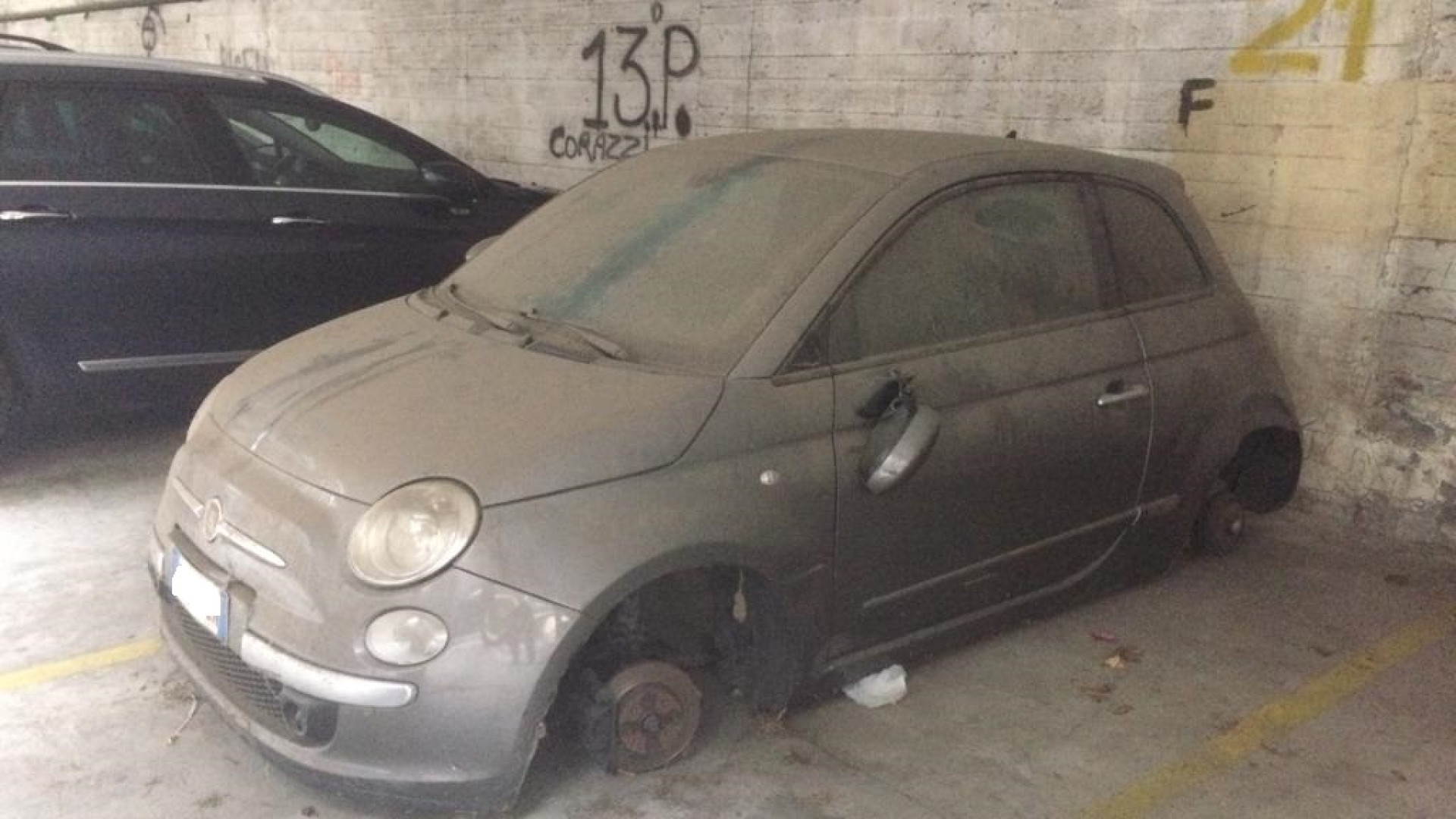 "Degrado, sporcizia e topi". In via Marinai cittadini esasperati, nei sotterranei cimiteri di auto