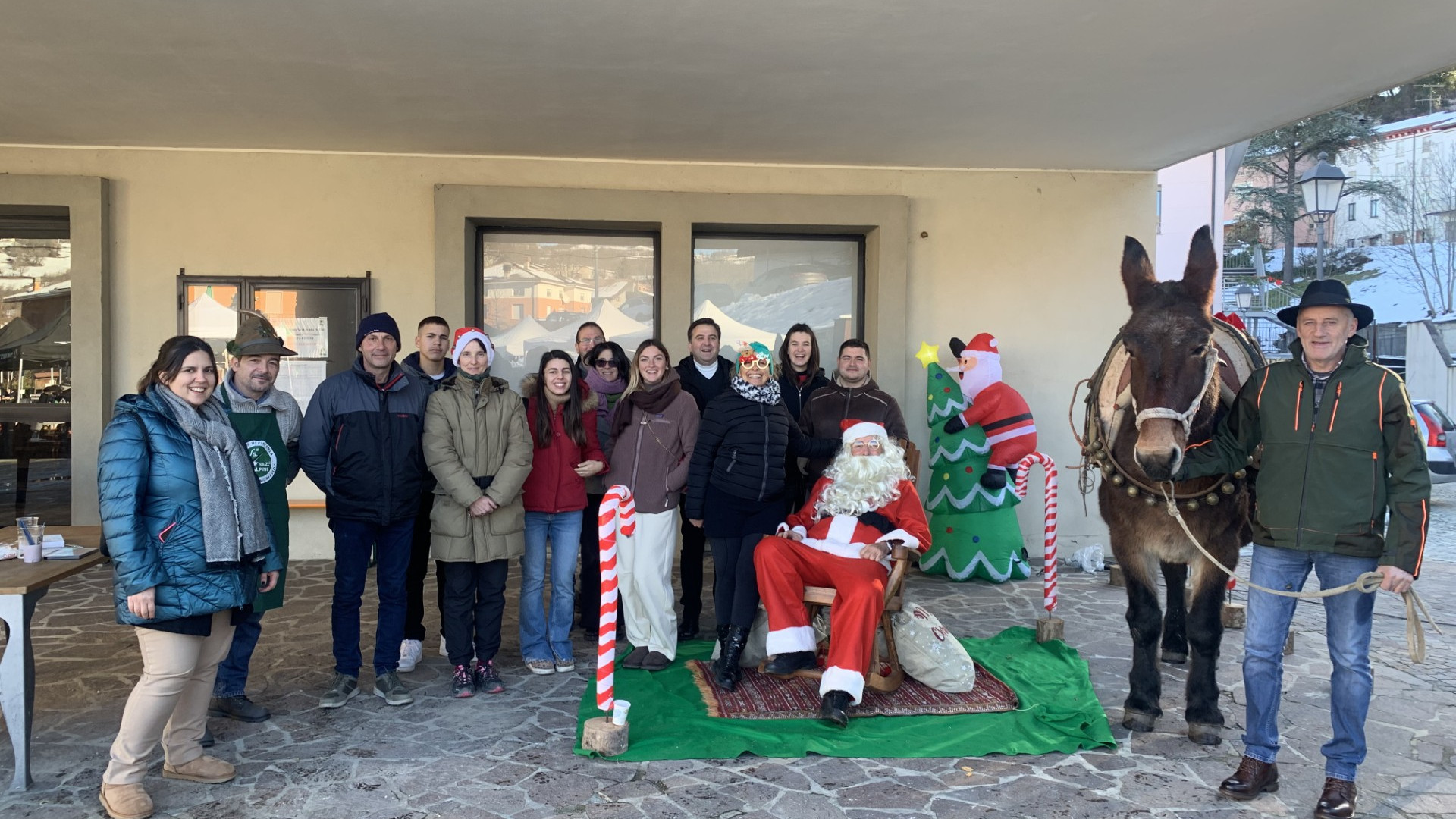 A Morfasso atmosfera magica con i mercatini natalizi e Babbo Natale