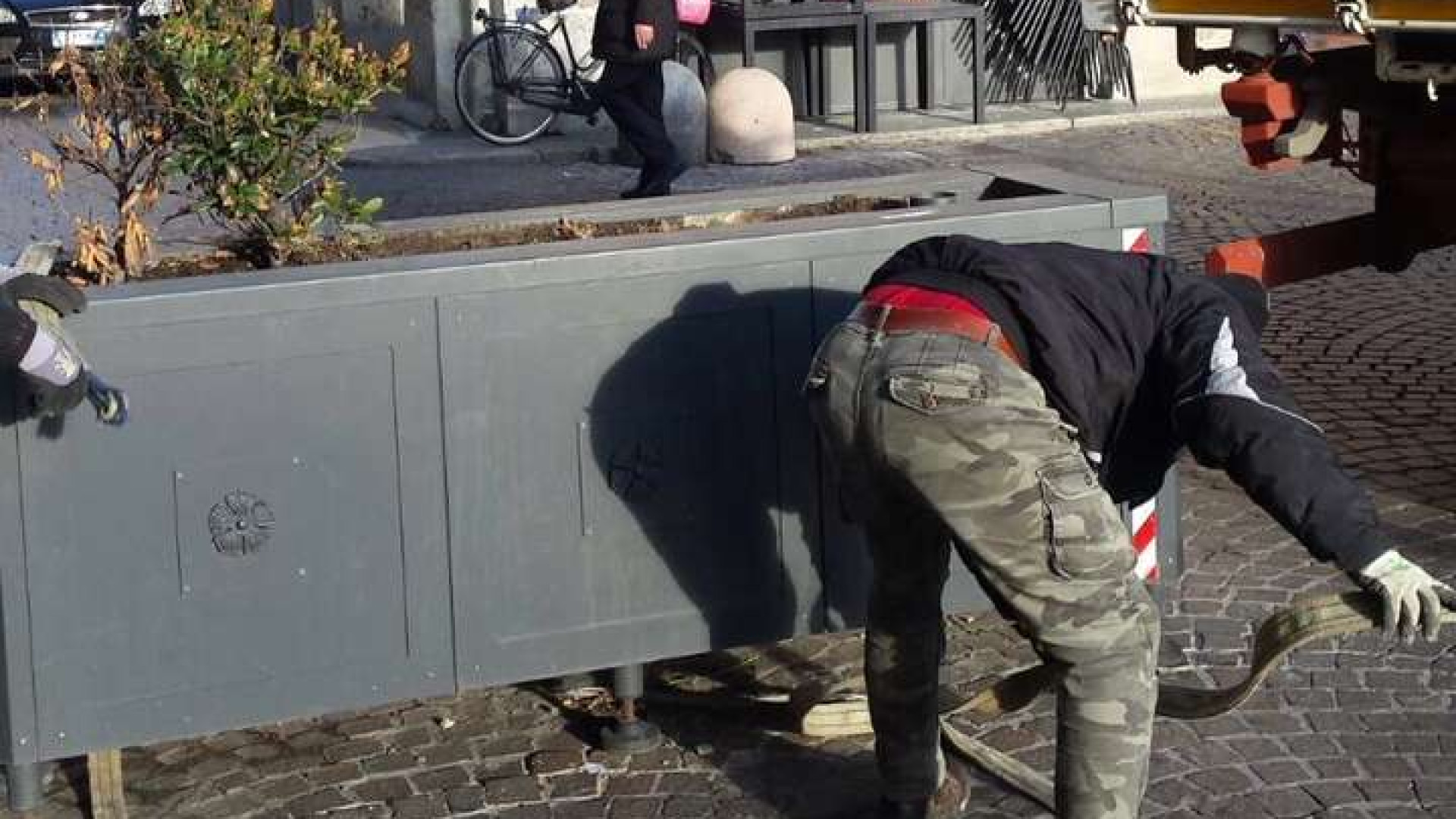 Il Comune rimuove le ultime fioriere da piazza Duomo
