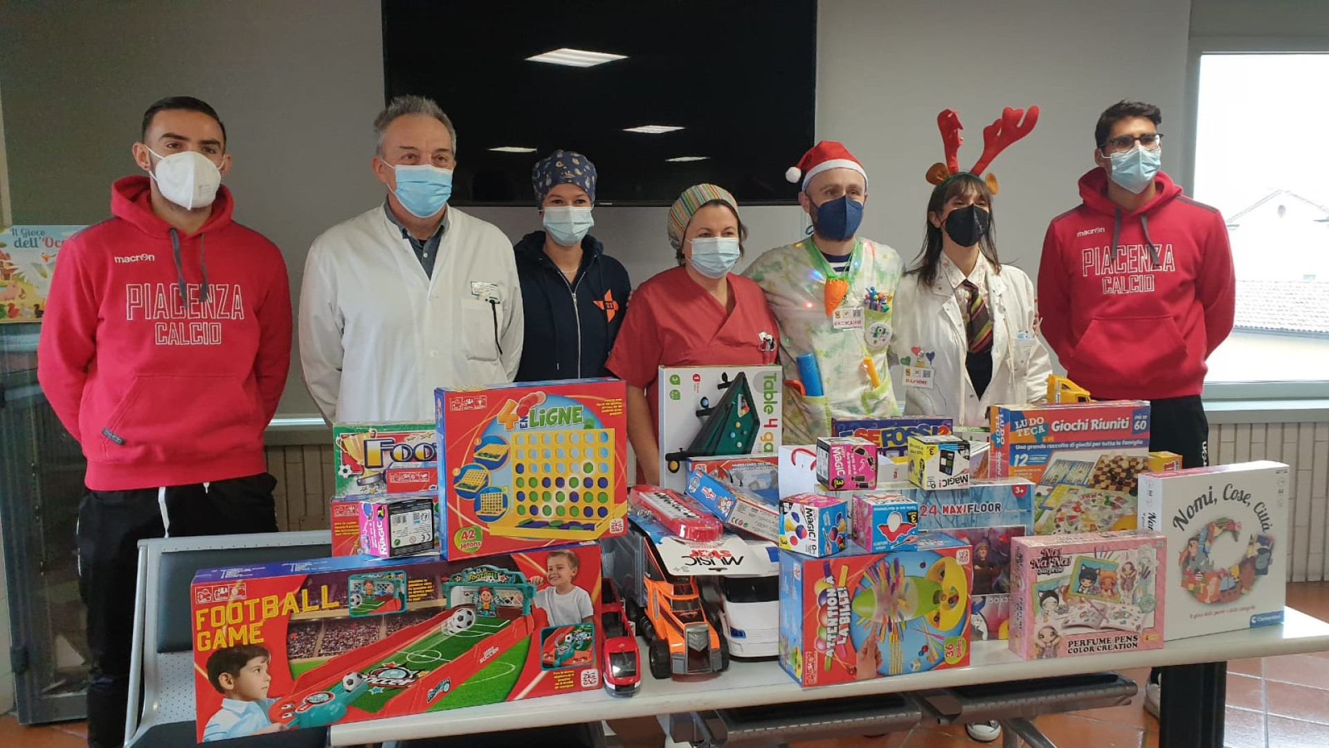 Santa Lucia tra i bambini ricoverati in pediatria, il bel gesto dei giocatori del Piace