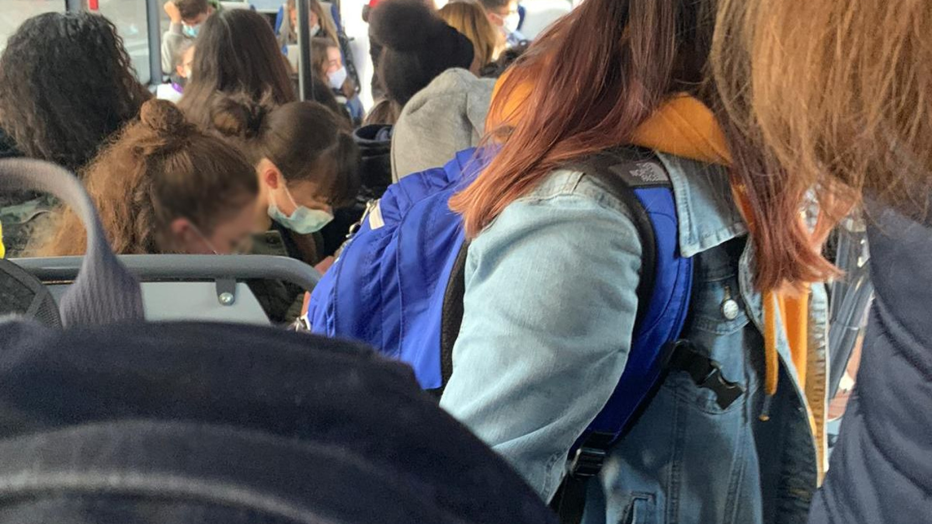 "Bus sovraffollati, studenti lasciati a piedi". In arrivo mezzi aggiuntivi a San Nicolò