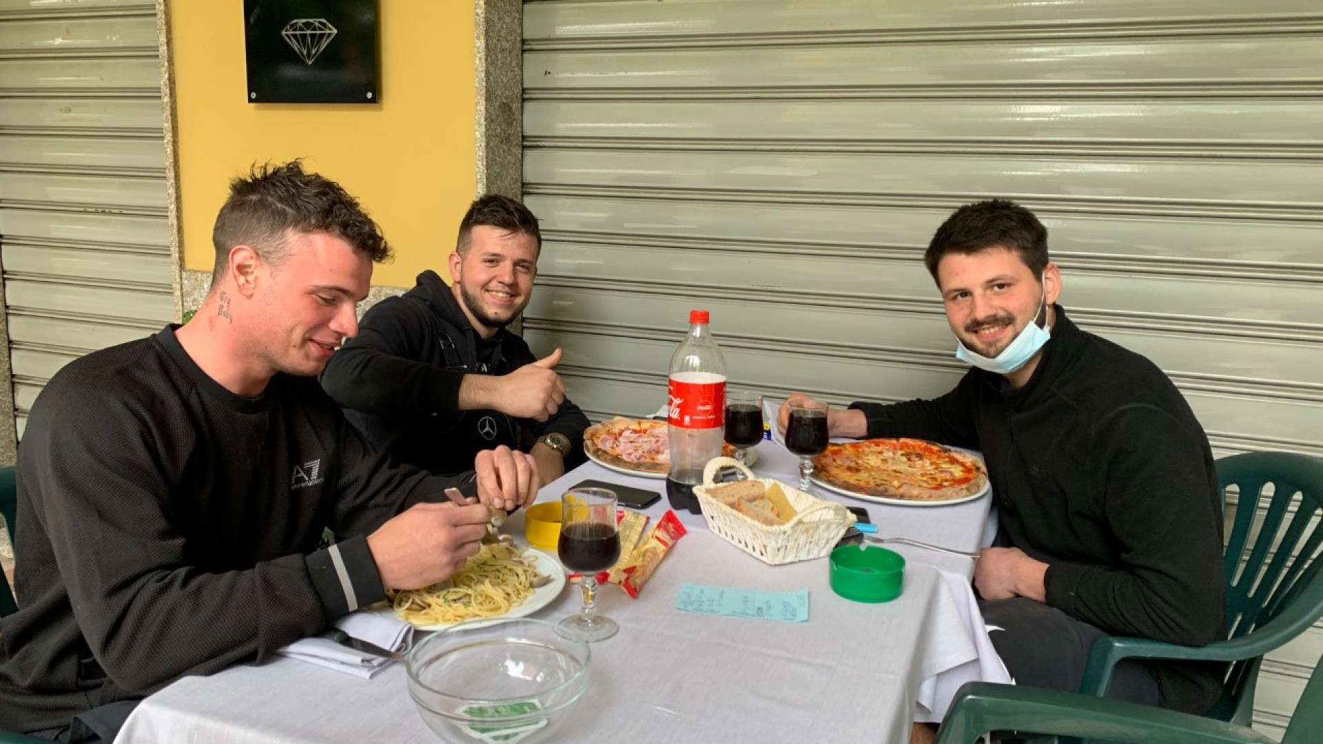 La pioggia non ferma la voglia di pizza ma costringe molti a rimanere chiusi