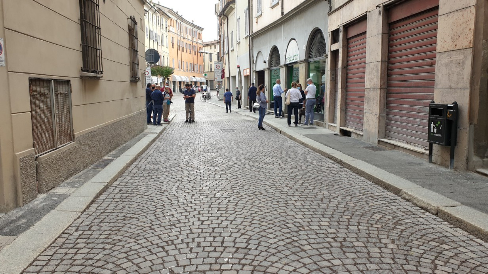 “Servono posti auto in zona via Taverna”. Raccolte 500 firme in tre giorni