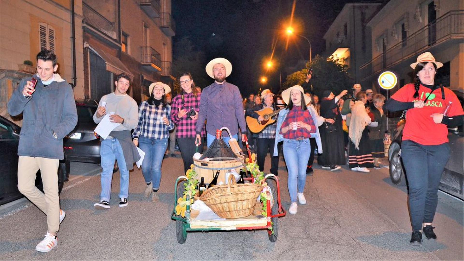Vernasca, torna la tradizione del Cantamaggio con il coro lungo le vie del paese