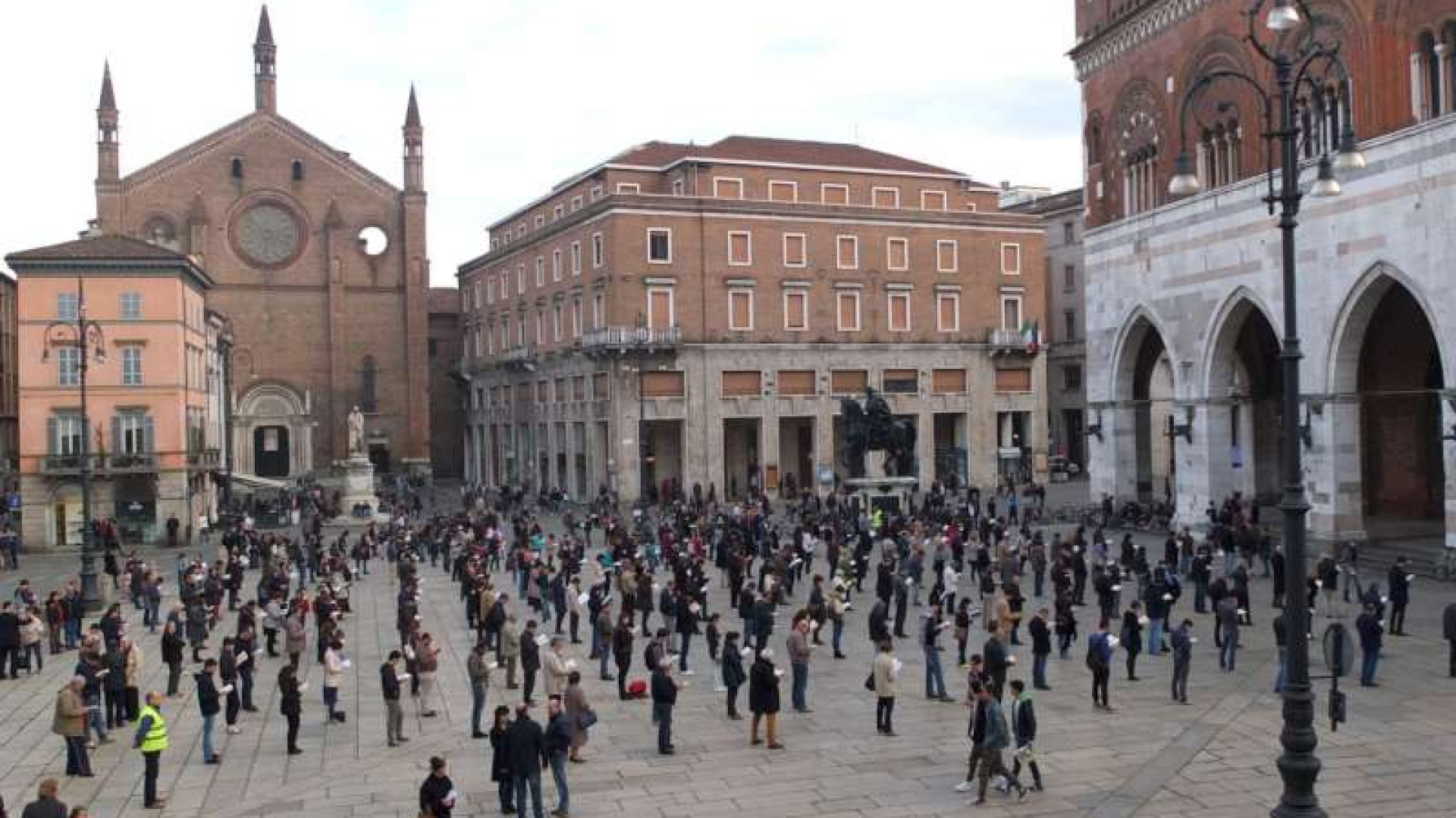 Sentinelle in piedi, "No" all'ideologia di gender. Manifestazione in piazza Cavalli