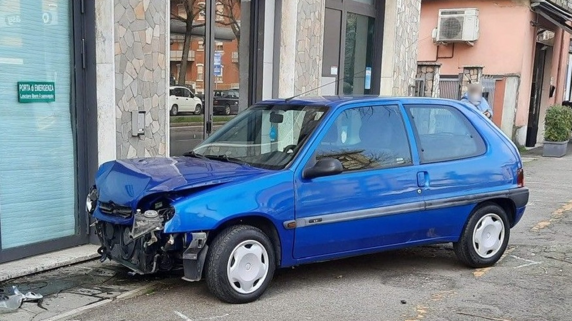 Malore alla guida, centra quattro auto in sosta e si schianta contro una vetrina