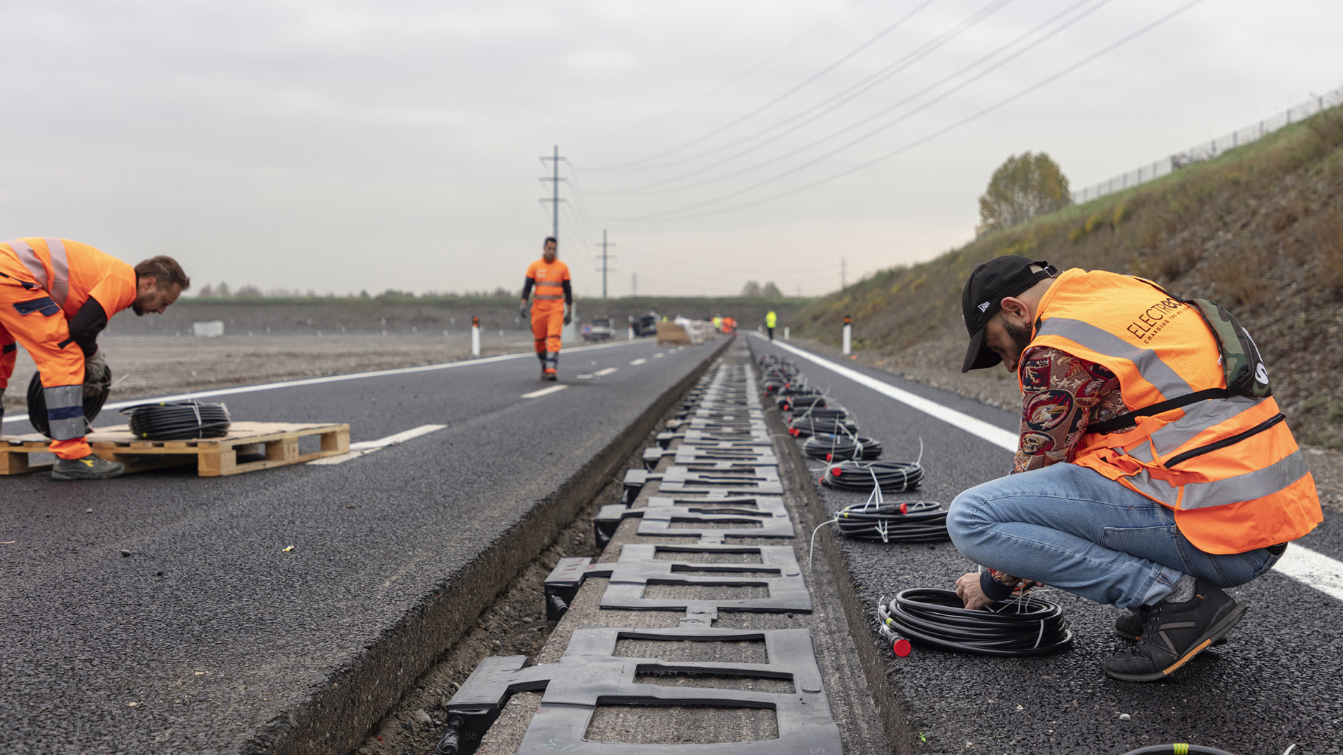 Spire nell’asfalto e wi-fi: così la strada ricarica i veicoli elettrici che ci passano sopra