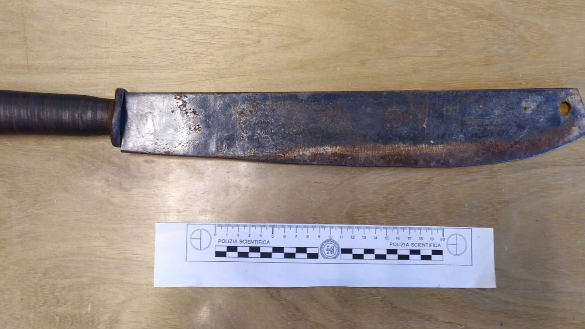 Denunciato l'uomo bloccato in piazza Cavalli mentre brandiva un machete