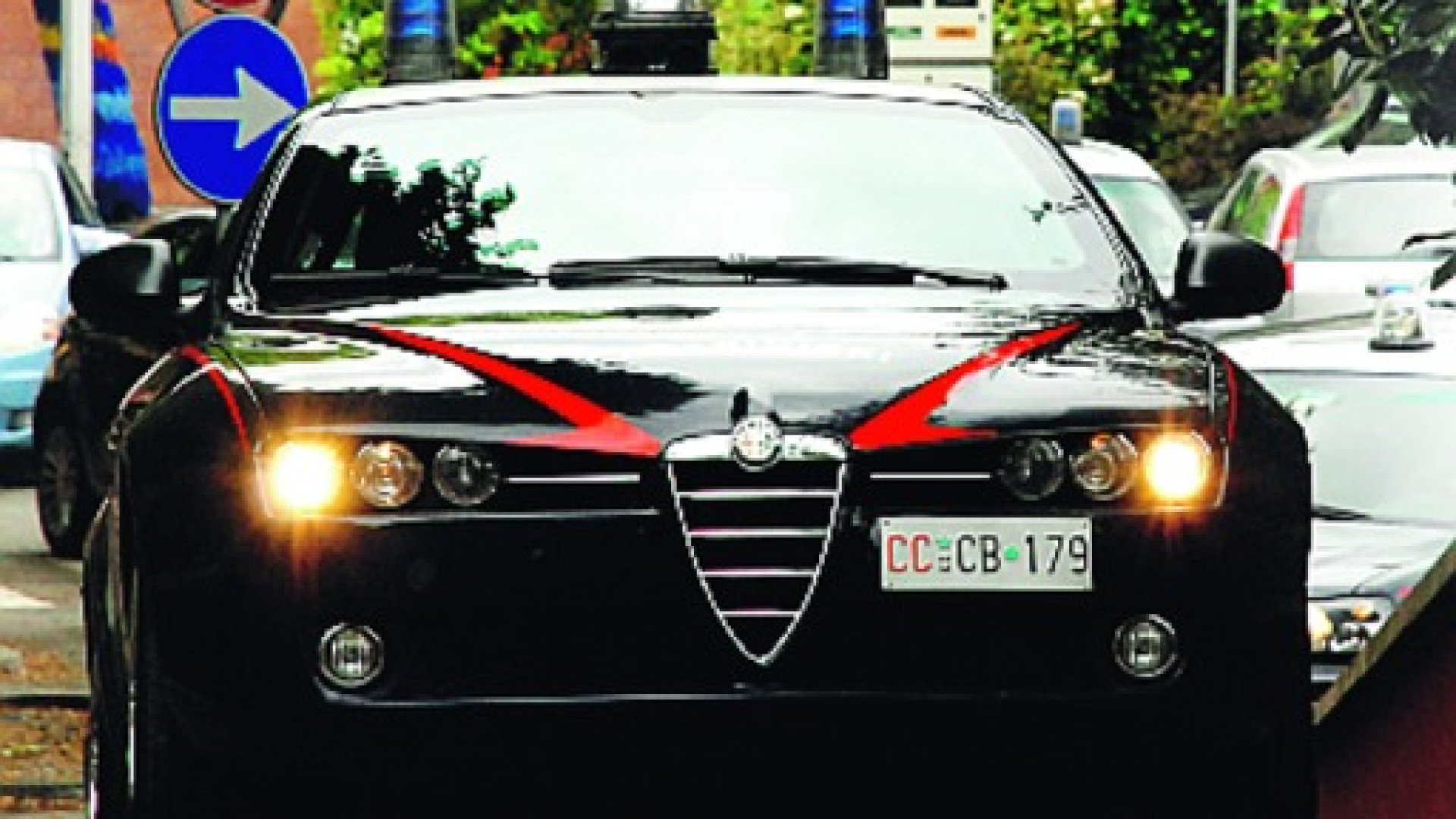 Trovato in auto con coltelli e sciabole. Denunciato 26enne