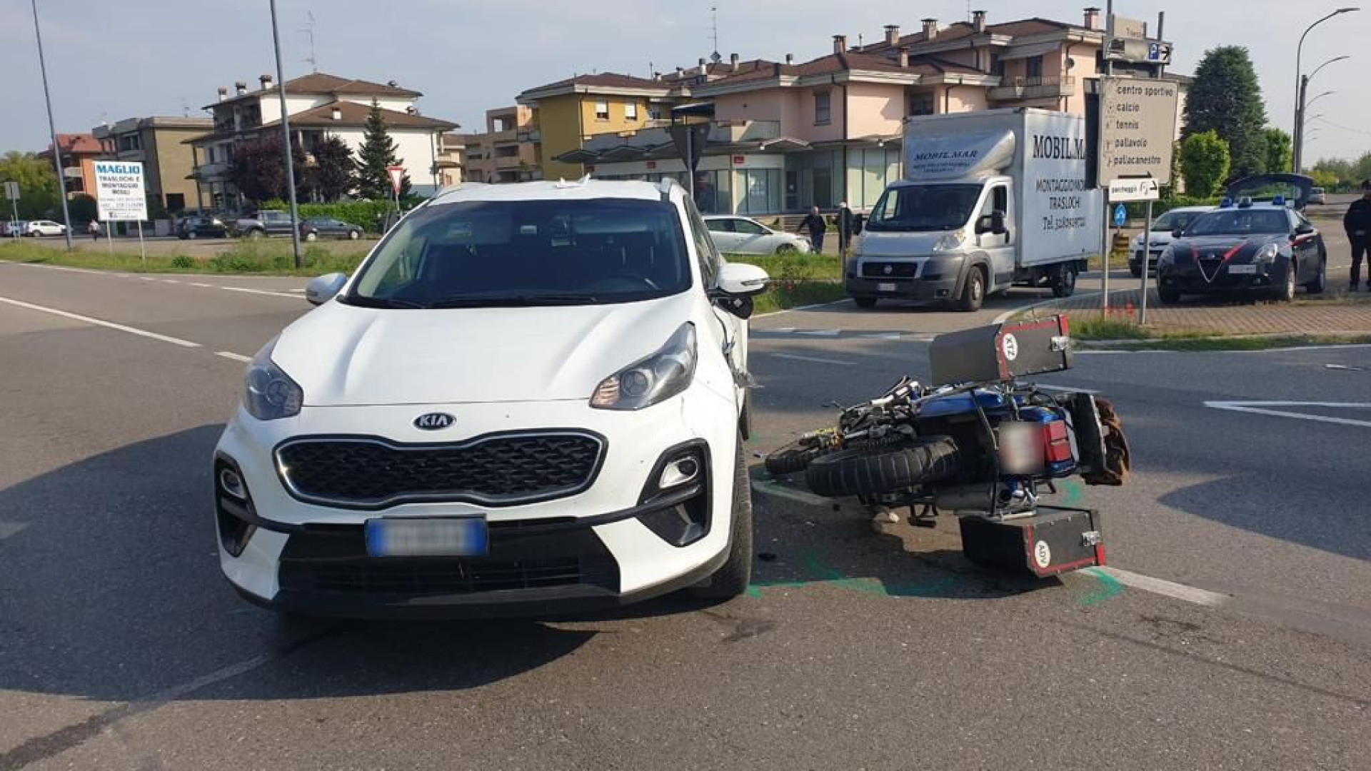 Scontro tra auto e moto sulla via Emilia a Cadeo. Centauro finisce in ospedale
