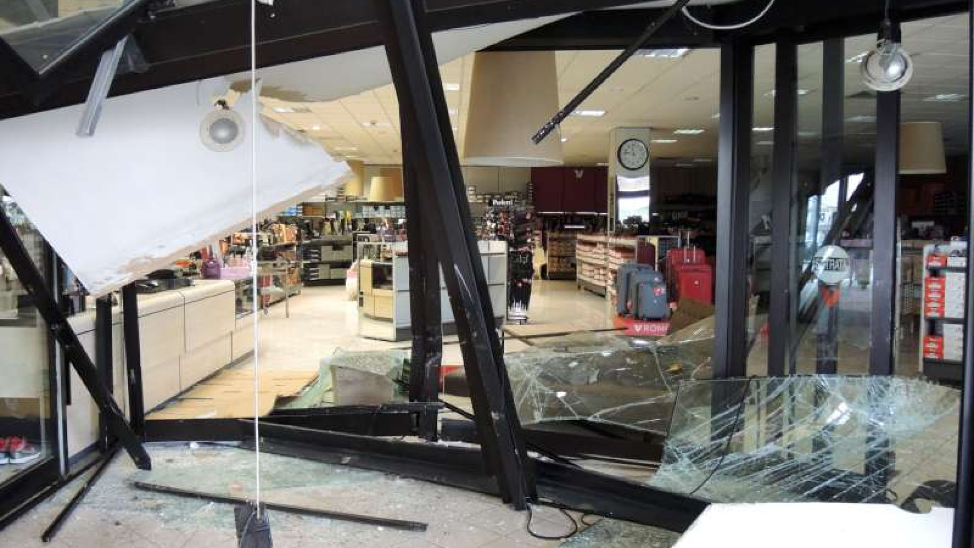 Spaccata a Castelsangiovanni: negozio di scarpe devastato dai ladri