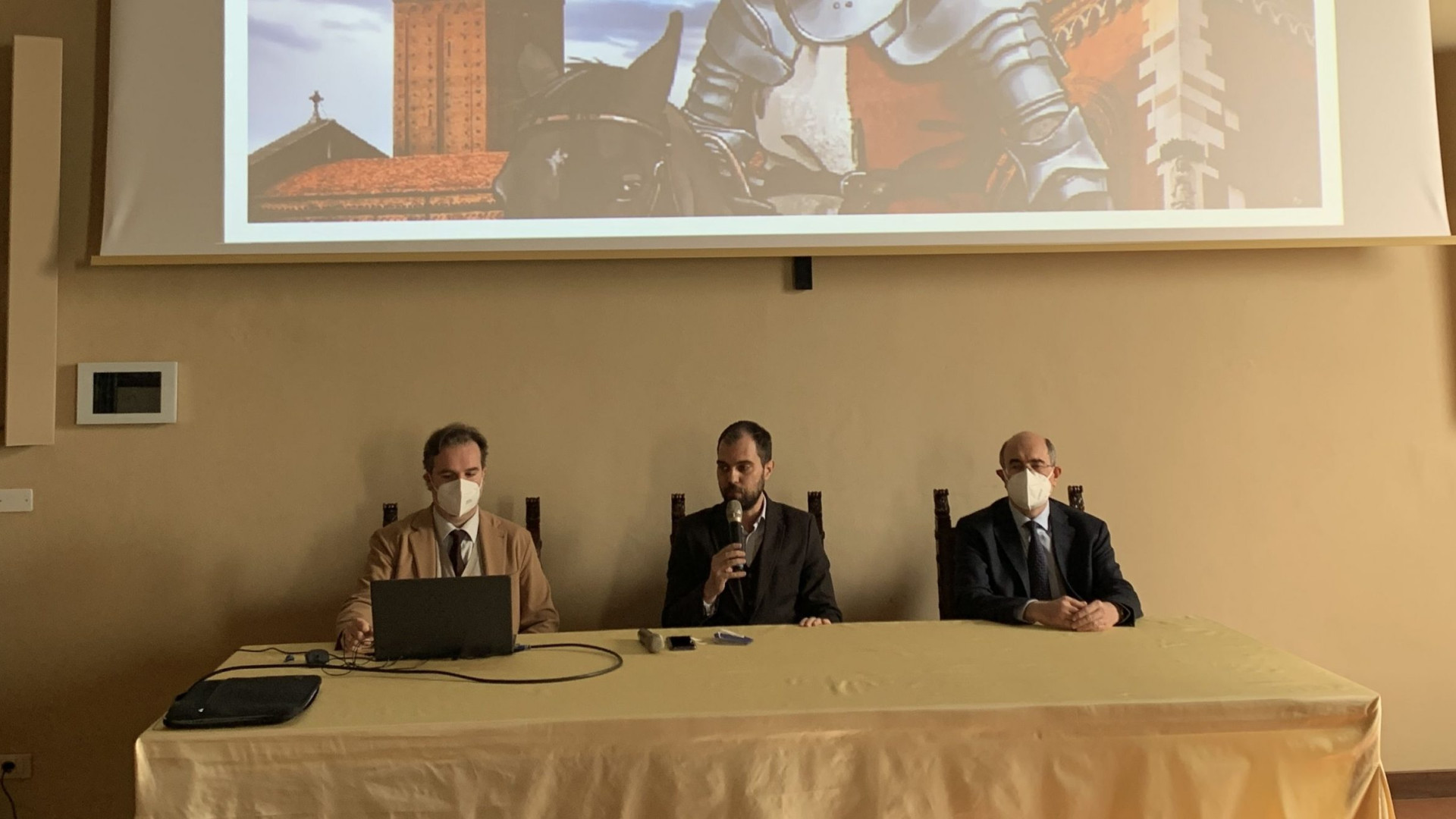 Le memorie della città nel XII secolo: trilogia di camminate con Archistorica