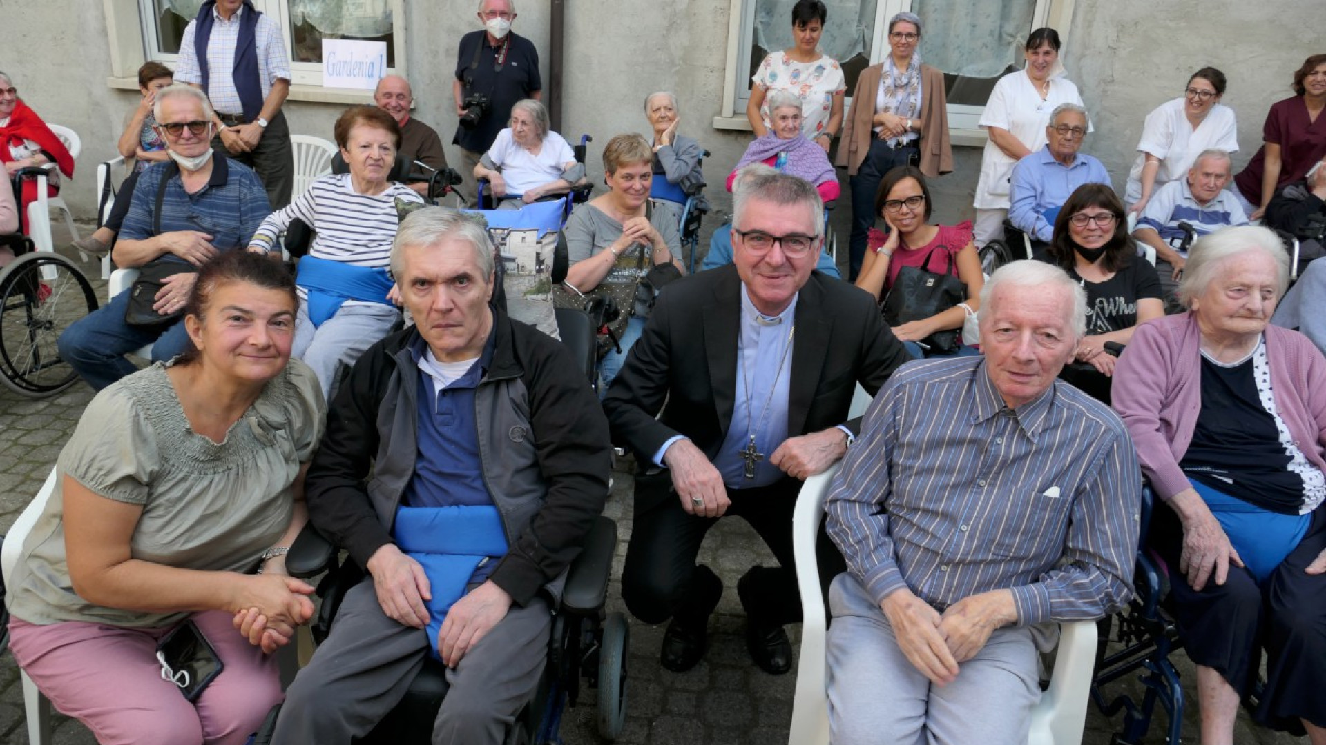 Il vescovo visita gli anziani dell'ex Andreoli: "Miniera di tradizioni, bene e generosità"