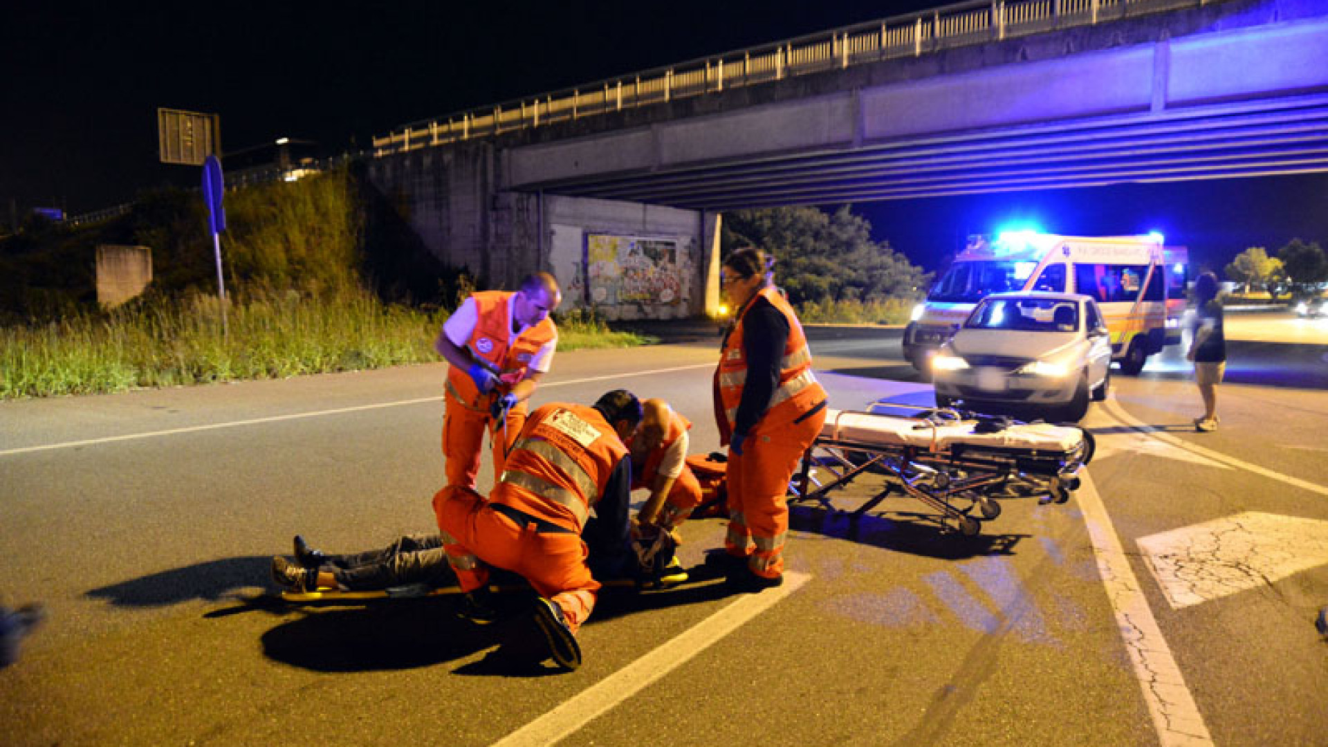 Scontro tra auto e scooter alla rotonda della Caorsana, un ferito
