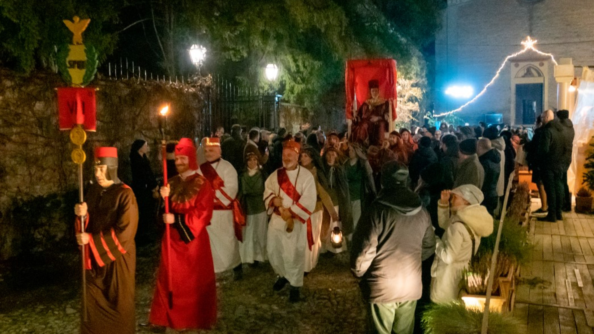 A migliaia per il presepe vivente di Rivalta. Il pensiero alla guerra in Terrasanta