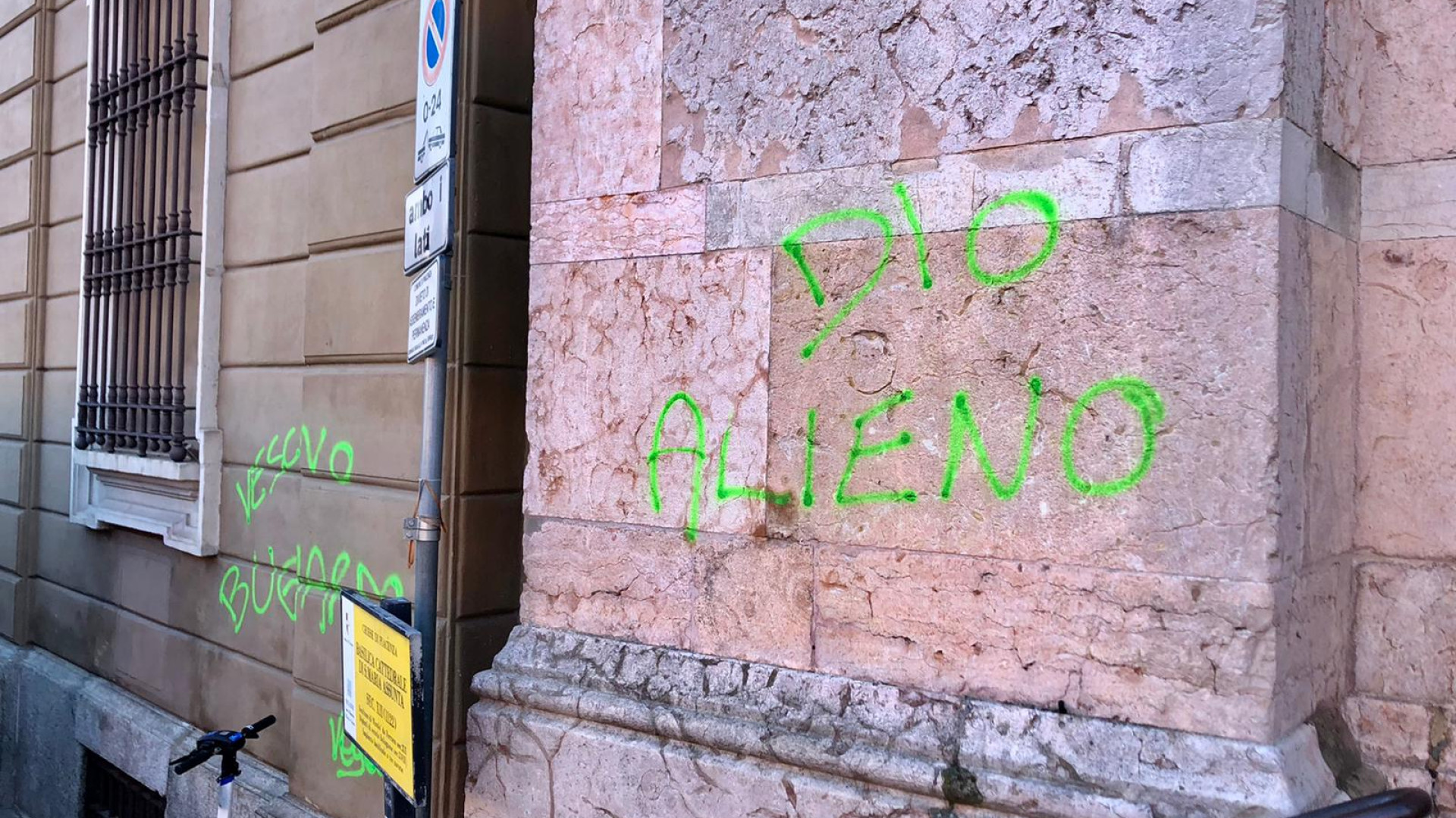 Atto vandalico sul Duomo di Piacenza. Imbrattato anche il teatro Filodrammatici