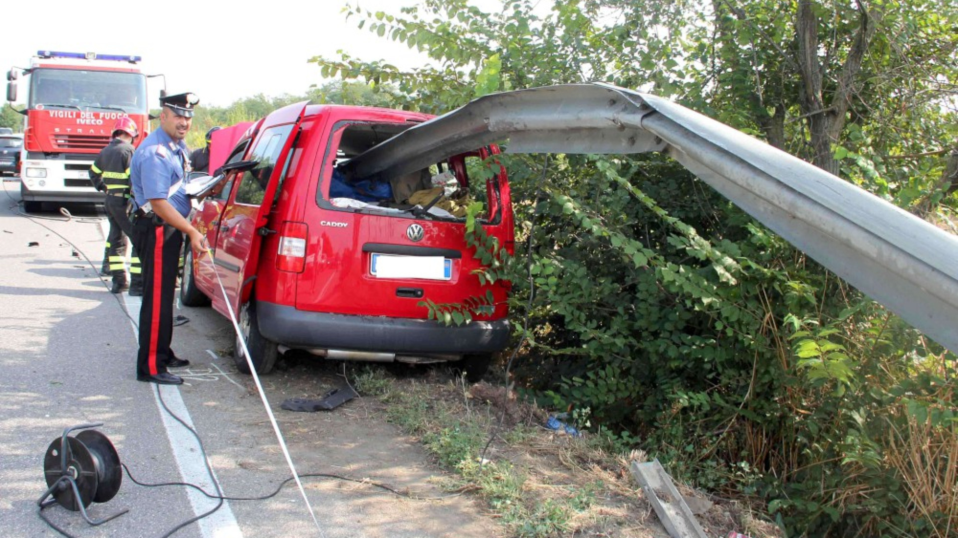 Niviano, auto infilzata dal guard-rail. Illese le due persone a bordo