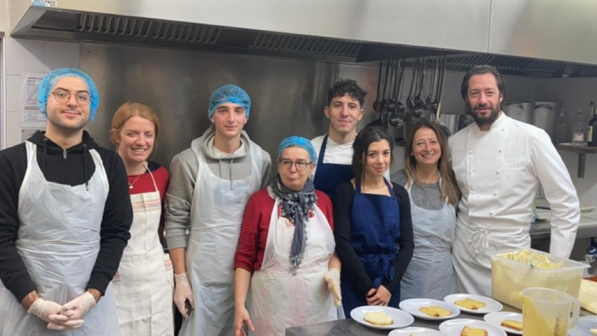 Lo chef stellato Taglienti |ai fornelli della Caritas |per un pranzo solidale