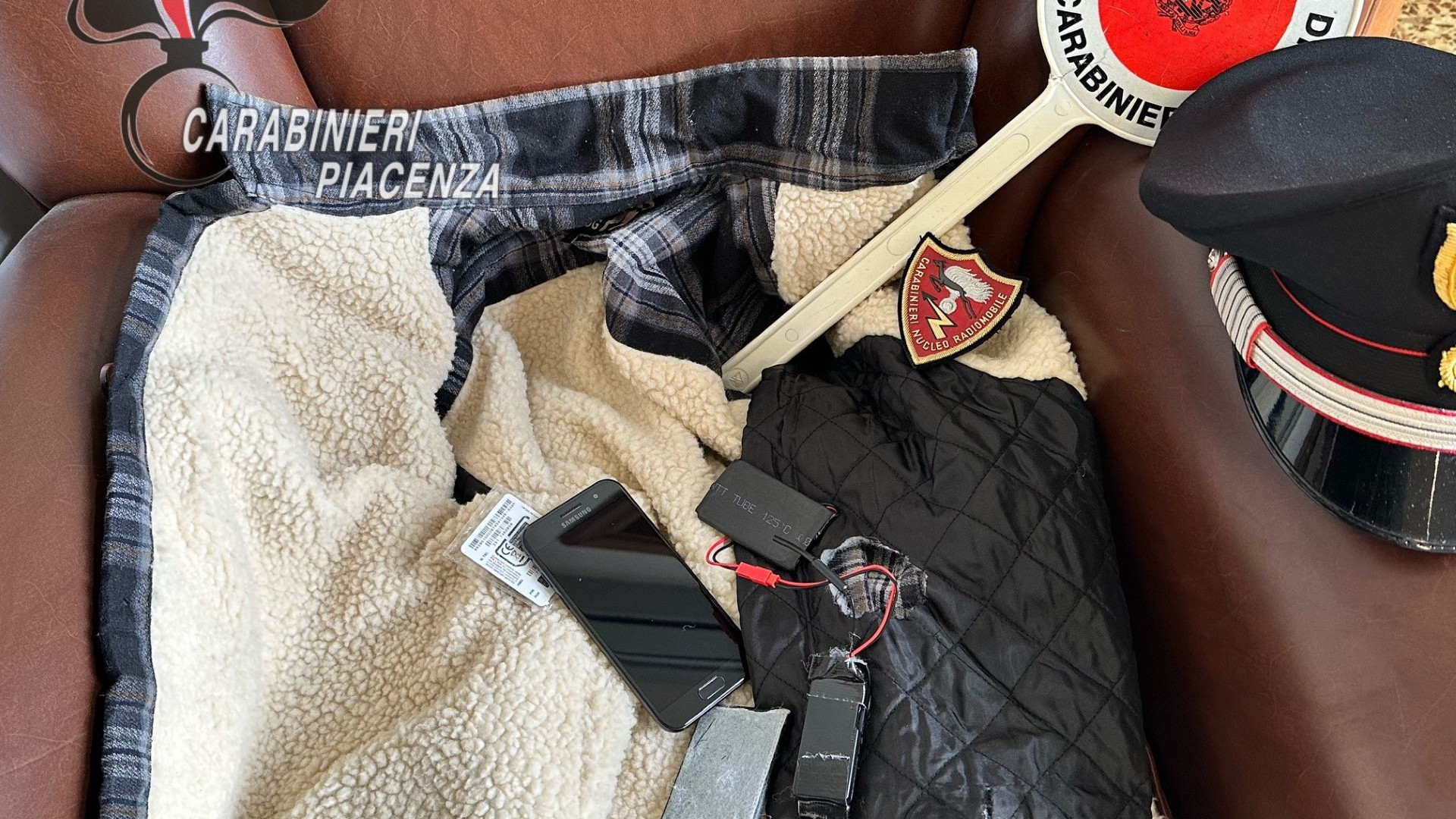 All'esame della patente con gli auricolari, 48enne scoperto e denunciato