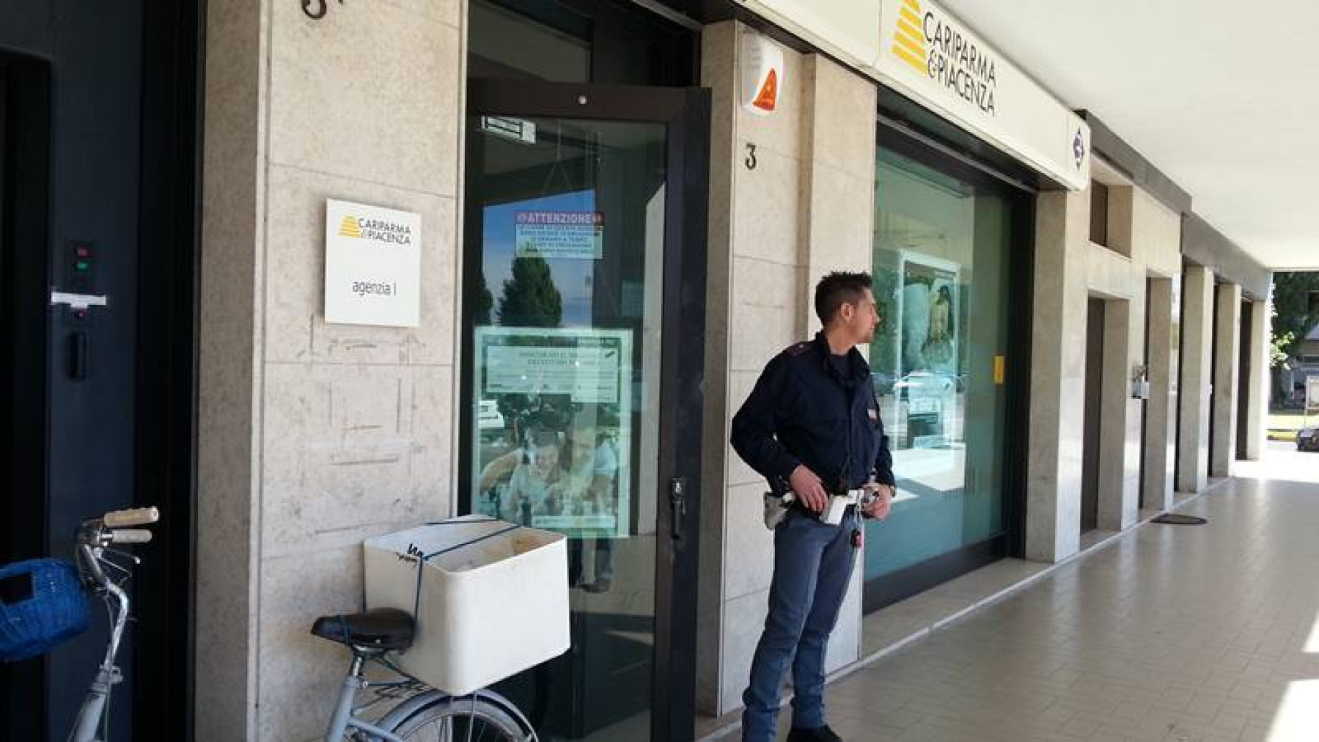 Armati di pistola assaltano la Cariparma della Besurica