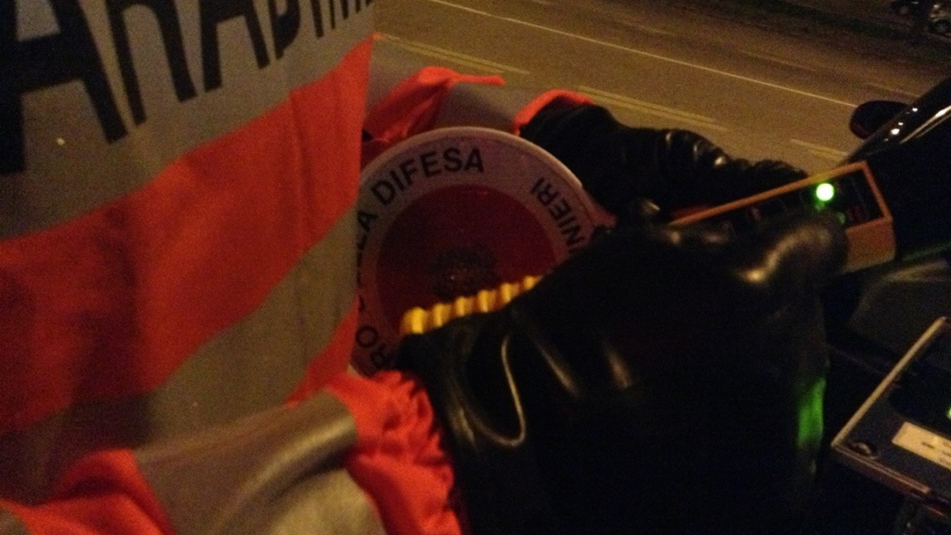Prima fa un incidente e poi rifiuta l'etilometro; neopatentato nei guai