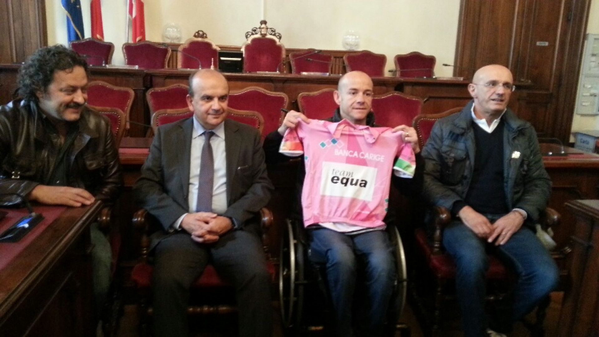Handbike, Walter Groppi premiato in Comune: “Mi alleno sulle nostre colline”