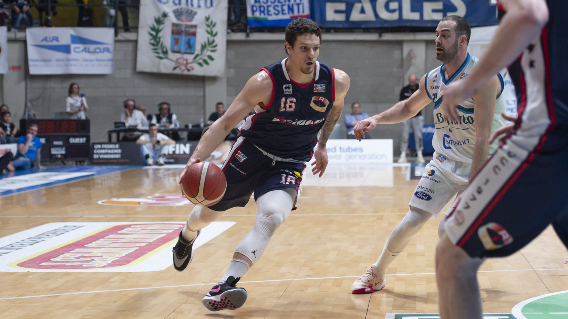 Basket A2: Assigeco ci prova fino alla fine ma la volata finale premia Cantù