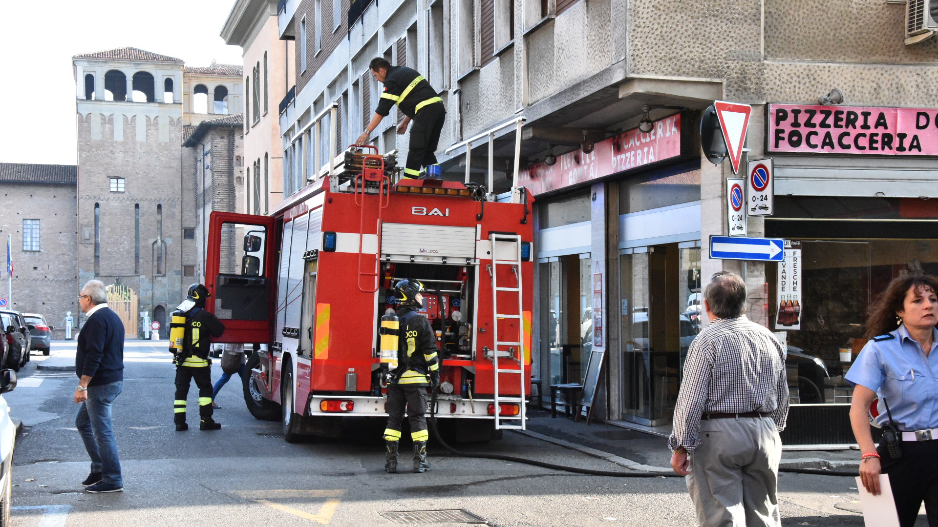 Fiamme e molto fumo, incendio in una cantina in via Gregorio X