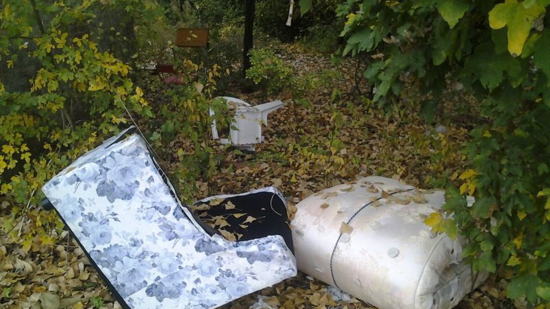 Divano, materassi e rifiuti abbandonati: discarica abusiva a San Nazzaro