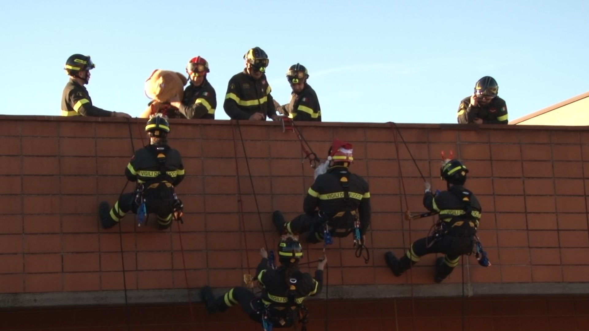 Sorpresa dei vigili del fuoco ai bambini di Pediatria: Babbo Natale che scende dal tetto