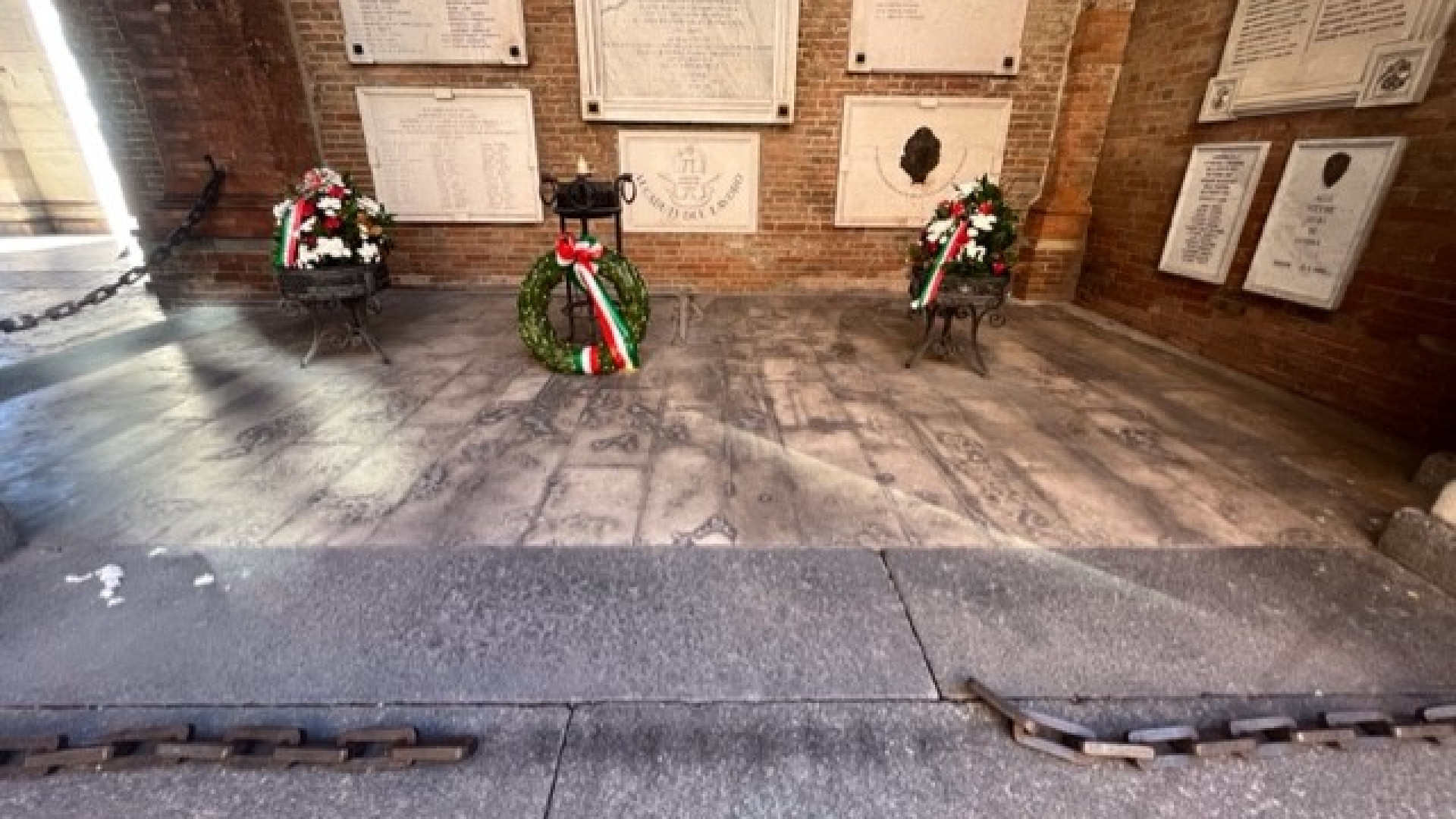 Catena spezzata, immondizia abbandonata: vandalizzata piazzetta Pescheria