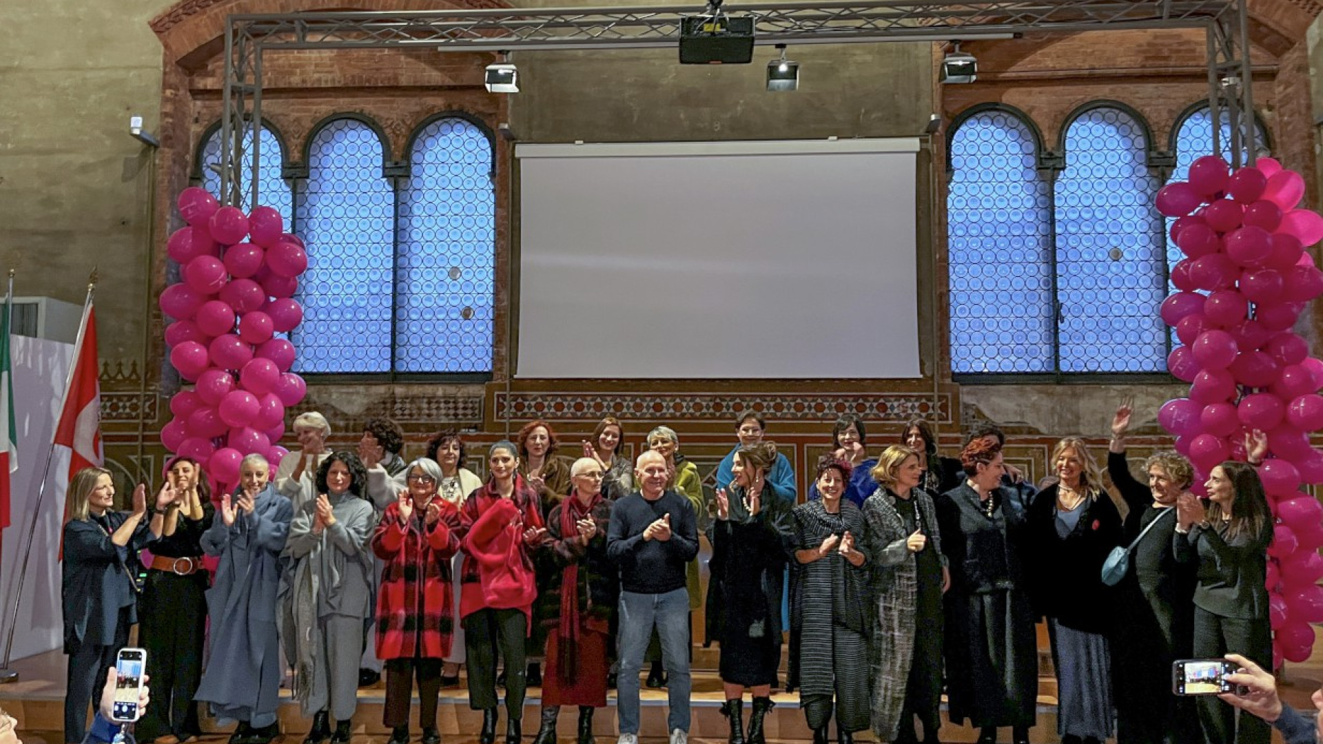 Coraggio e femminilità in passerella con il Bra Day: "La malattia non ci può fermare"